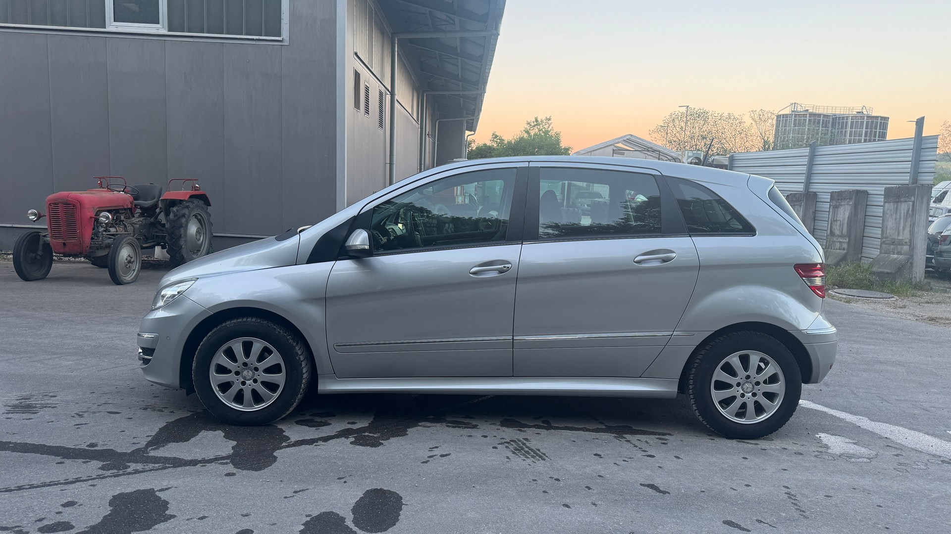 MERCEDES-BENZ B 180-showroom-element-1