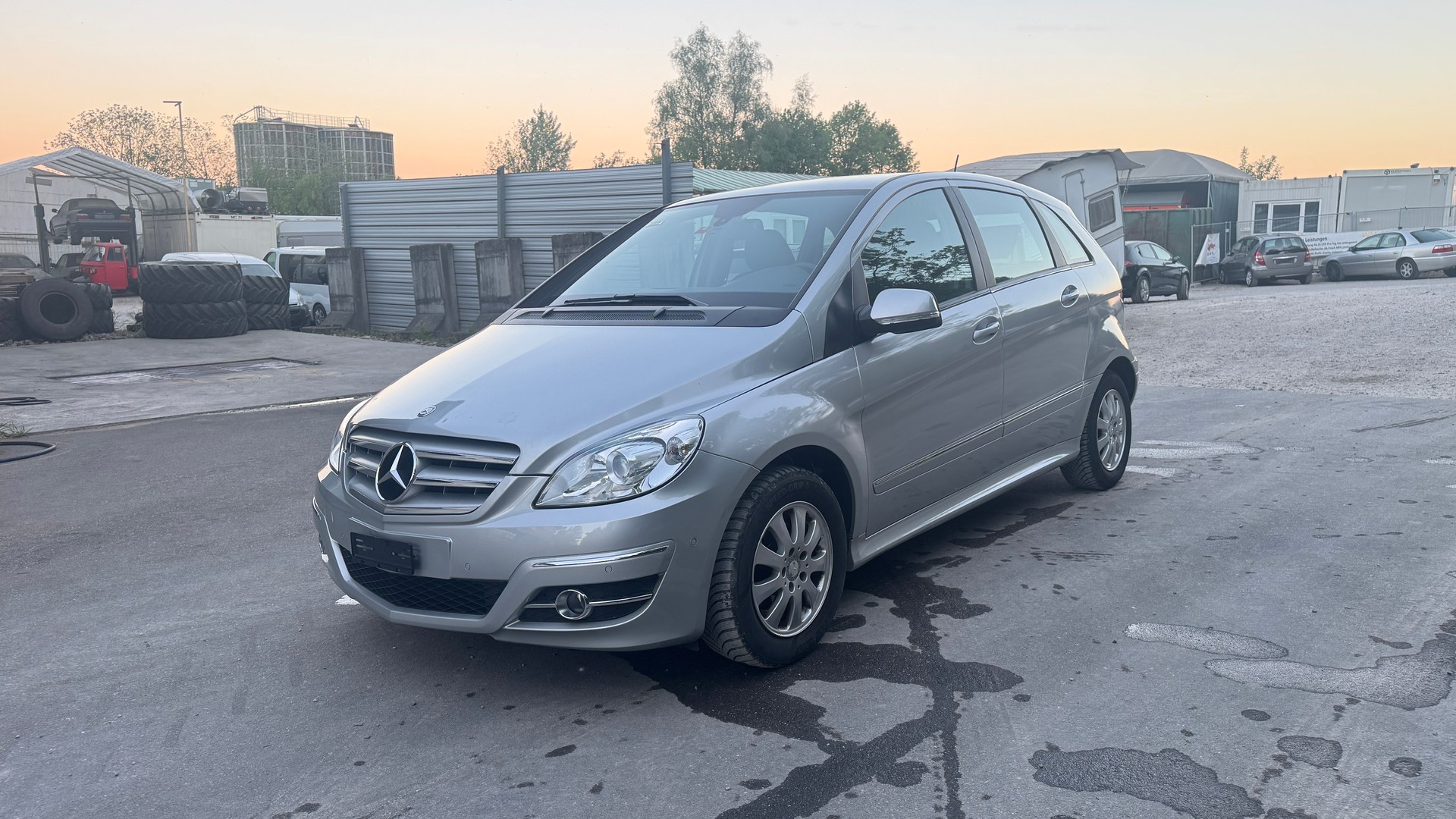 MERCEDES-BENZ B 180