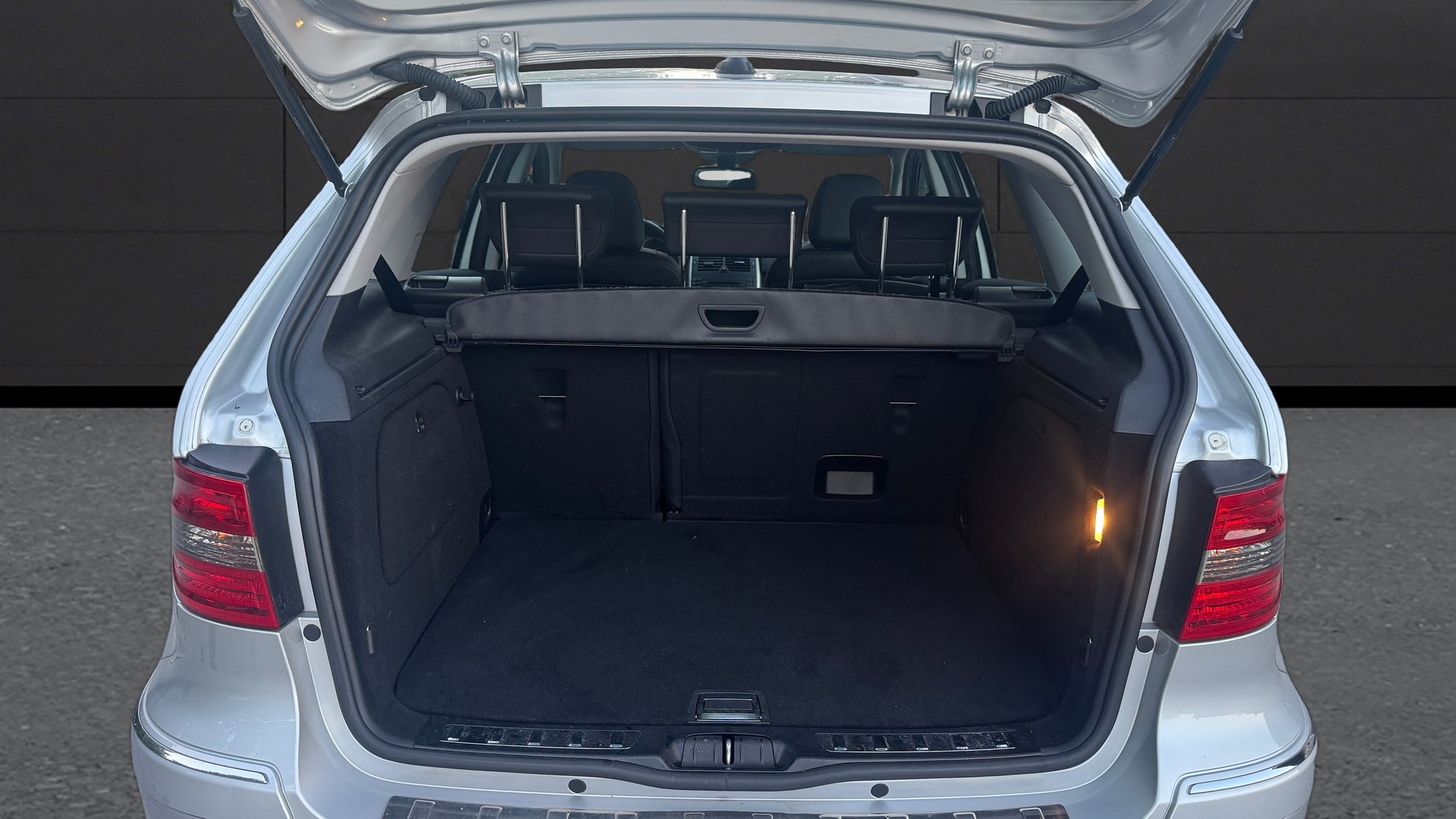 MERCEDES-BENZ B 180-image-8