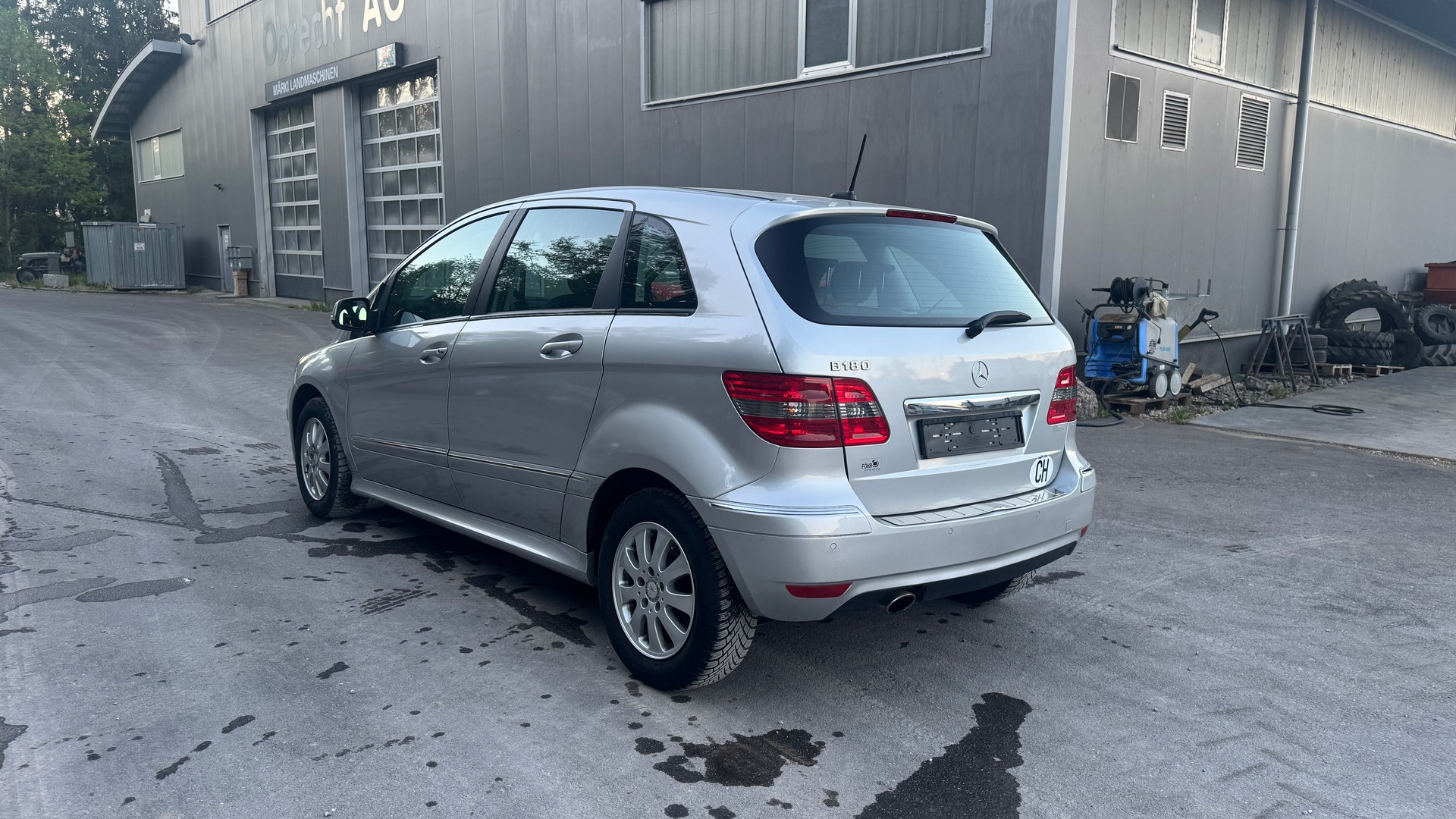 MERCEDES-BENZ B 180-showroom-element-2