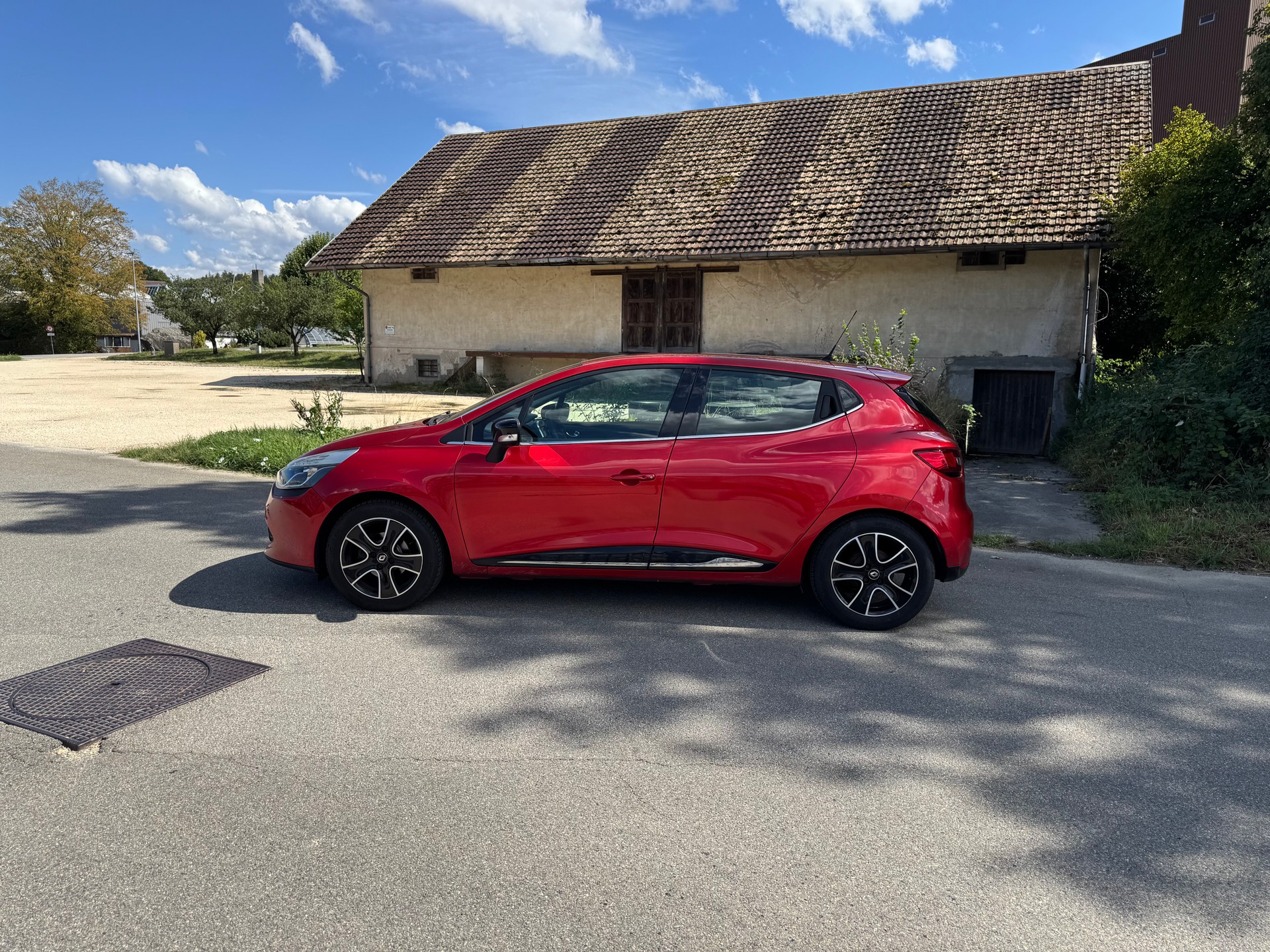 RENAULT Clio 0.9 12V Swiss Edition-showroom-element-1