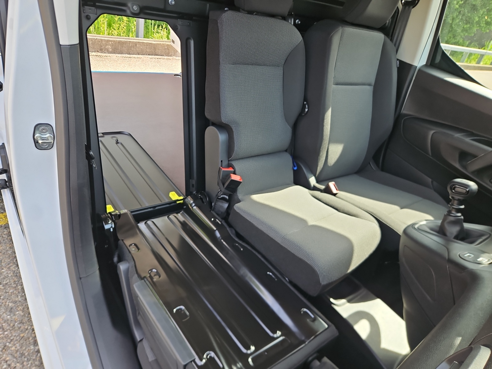 PEUGEOT Partner 1.5 Blue HDi Standard 650kg * Holzboden * Durchladeluke für lange Gegenstände *CarPlay Kabellos-image-12