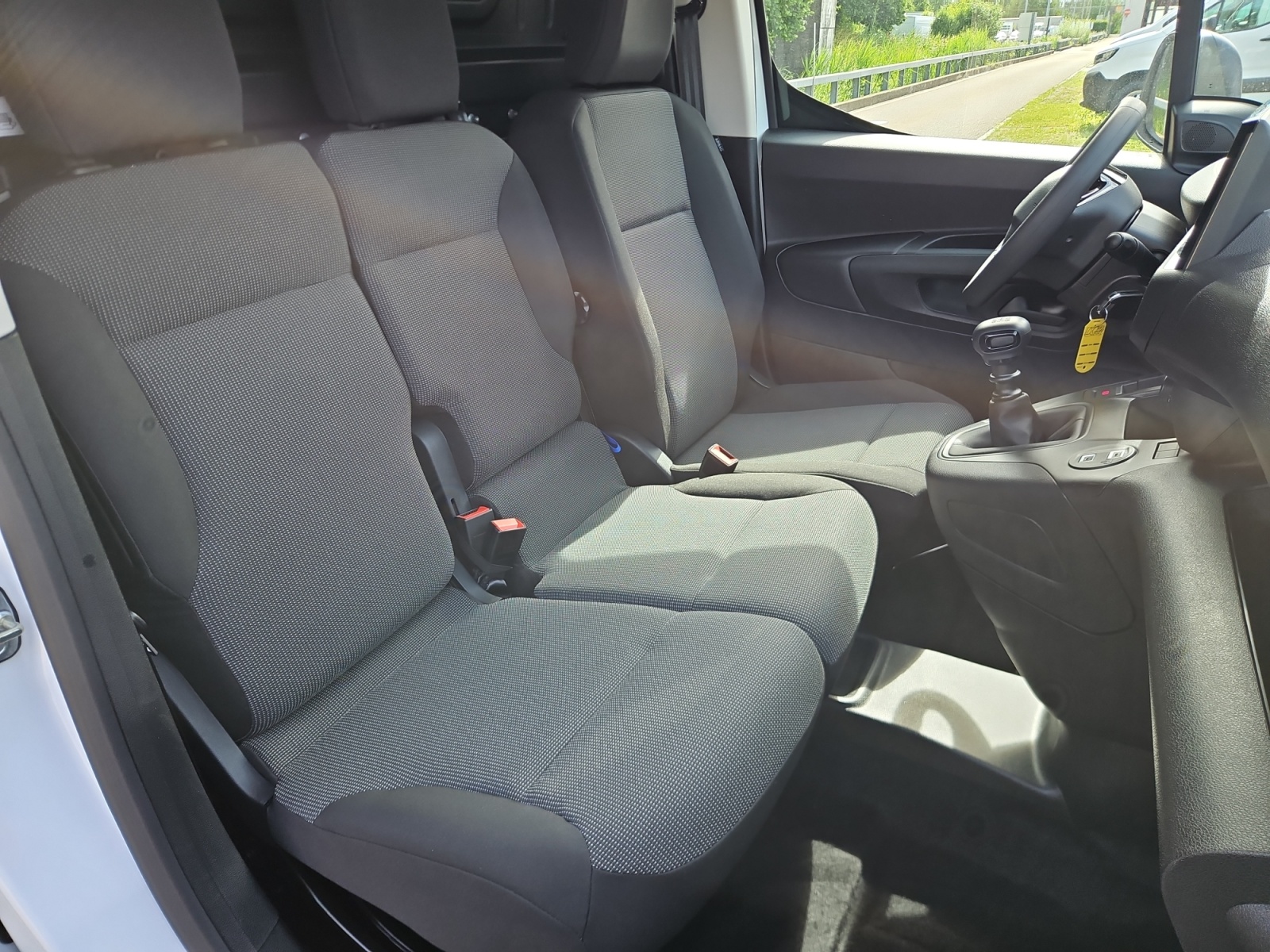 PEUGEOT Partner 1.5 Blue HDi Standard 650kg * Holzboden * Durchladeluke für lange Gegenstände *CarPlay Kabellos-image-11