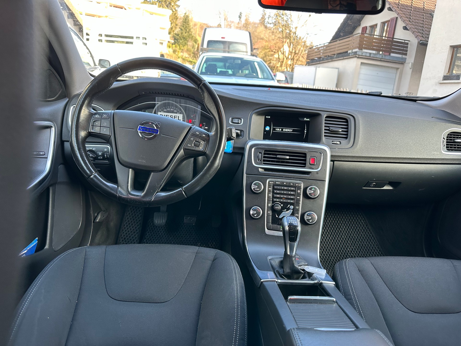 VOLVO V60-image-8