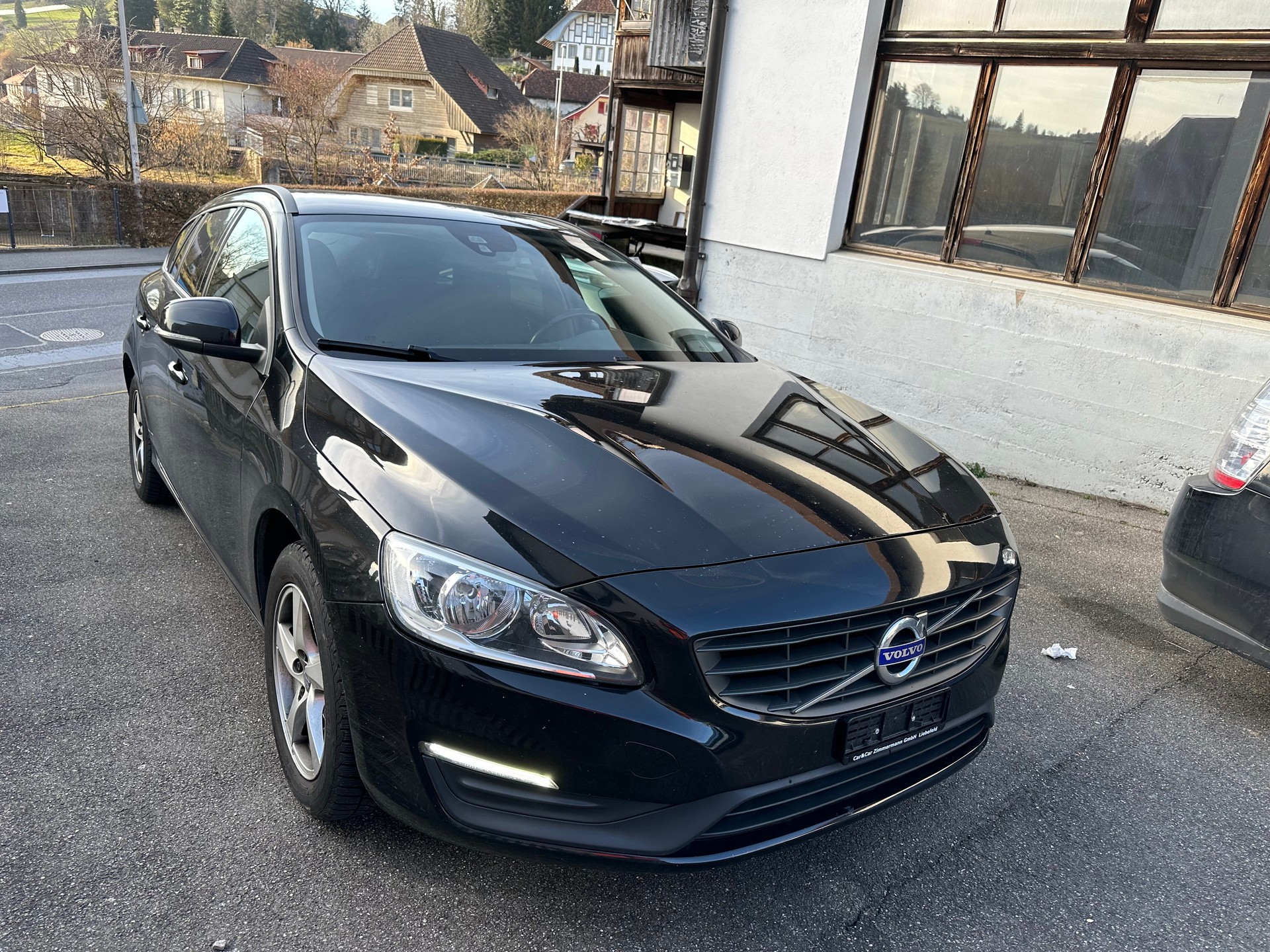 VOLVO V60-image-1
