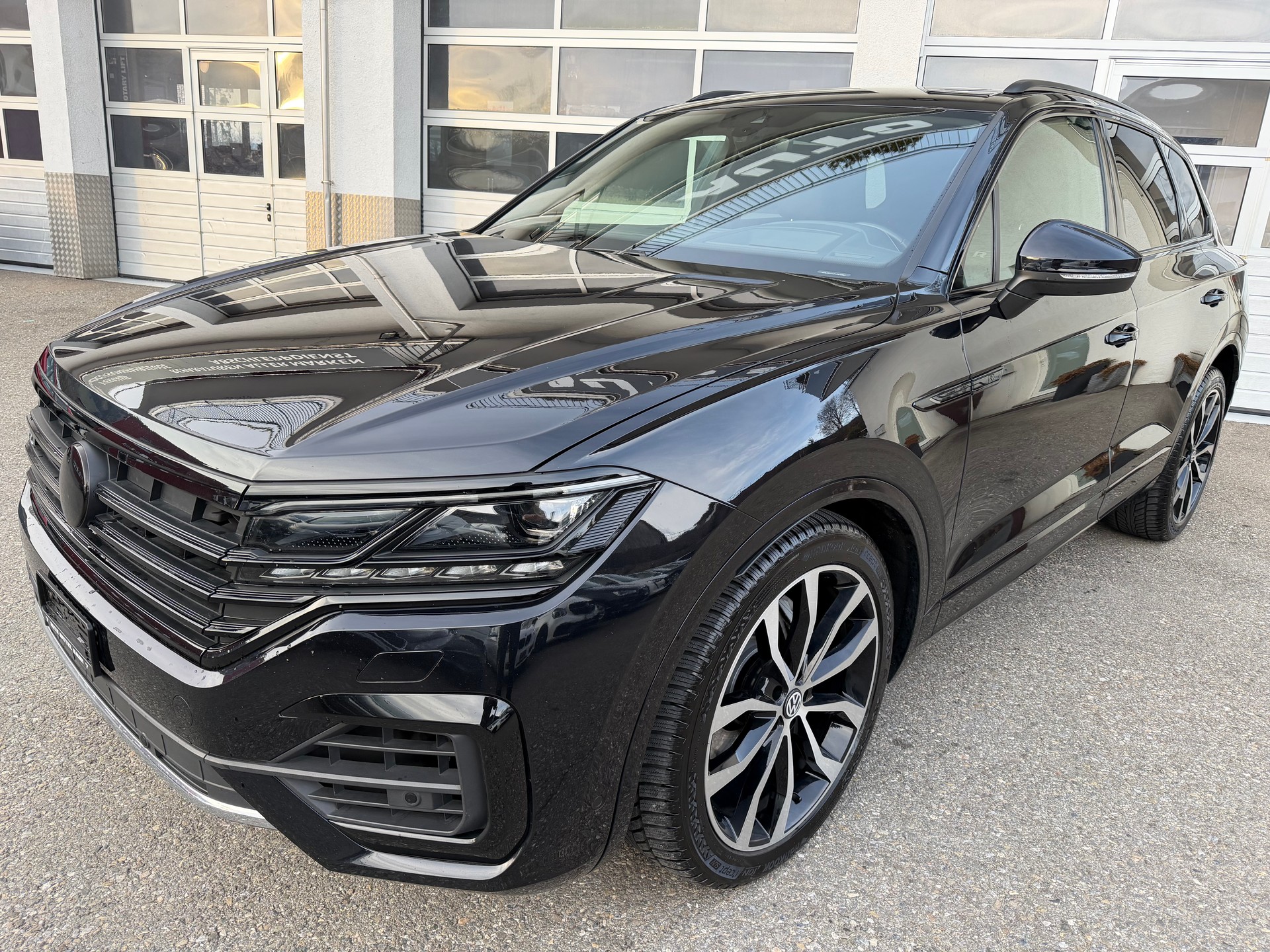 VW Touareg 3.0 TDI R Line Tiptronic-image-0