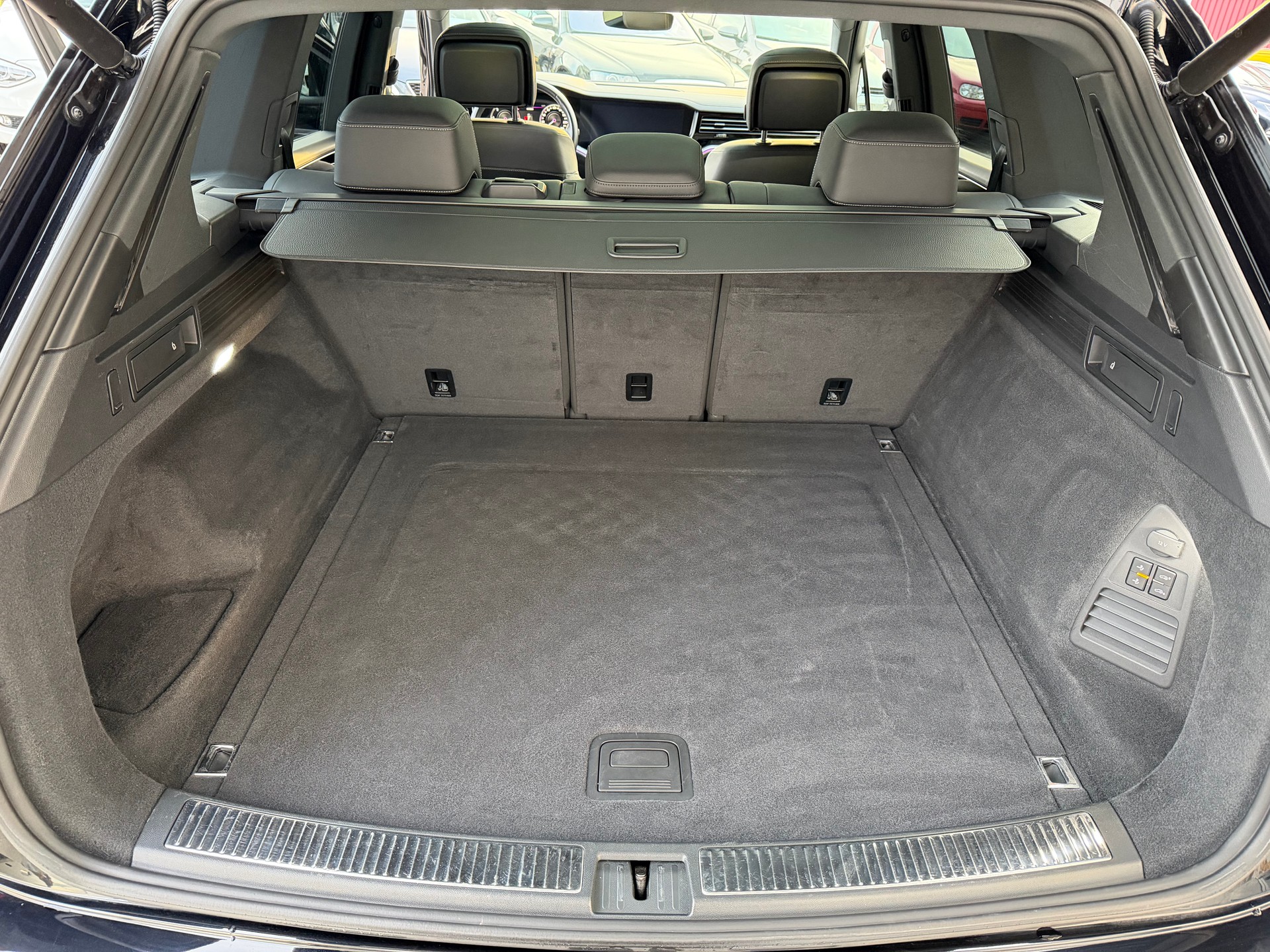 VW Touareg 3.0 TDI R Line Tiptronic-image-12