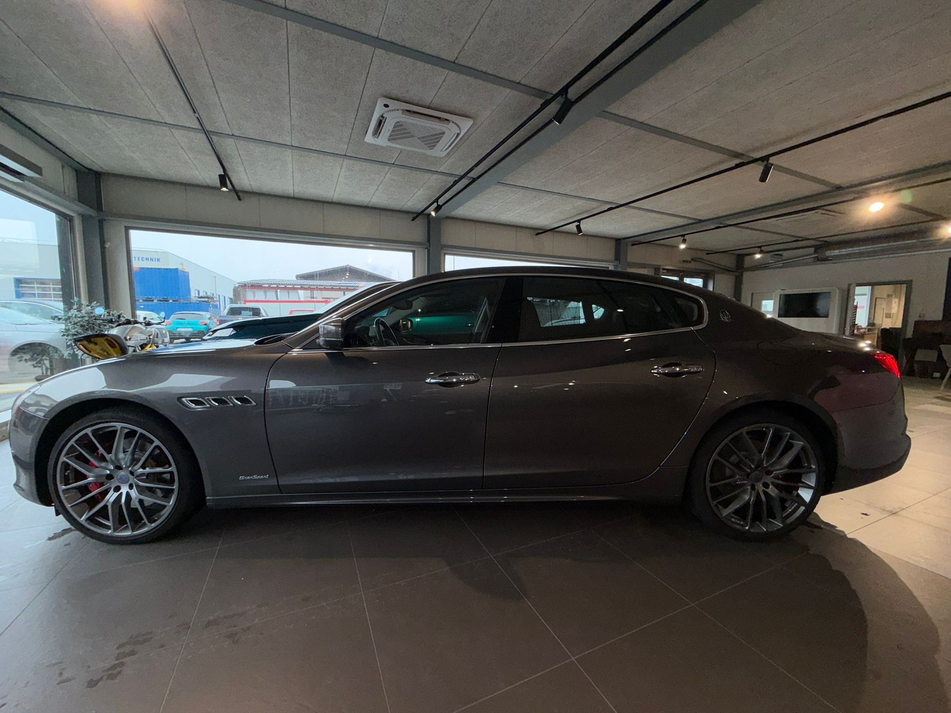 MASERATI Quattroporte 3.0 V6 S Q4 GranSport Automatica ** Visite sur RDV **-showroom-element-1