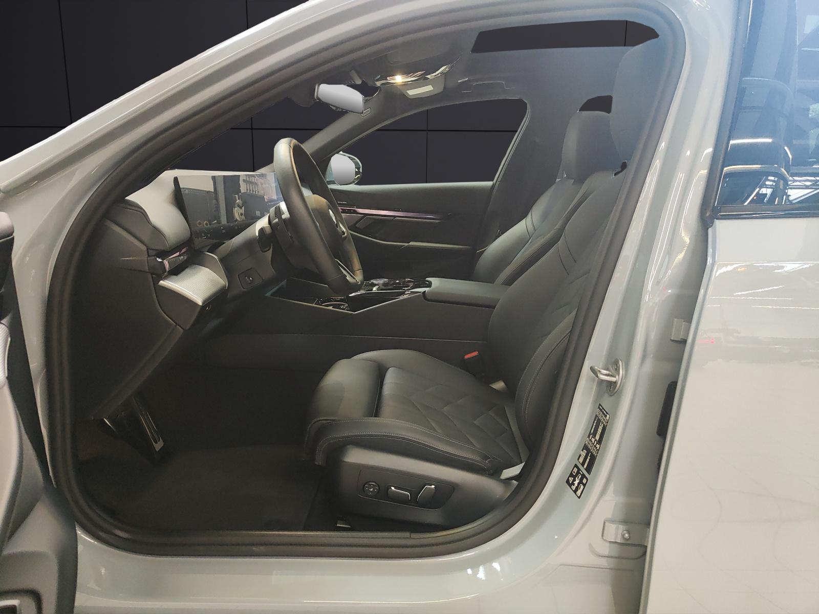 BMW 520d xDrive Touring-showroom-element-1