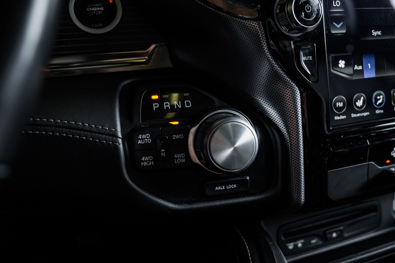 DODGE Ram 1500 5.7l V8 HEMI 4x4 Crew Cab Limited-image-36