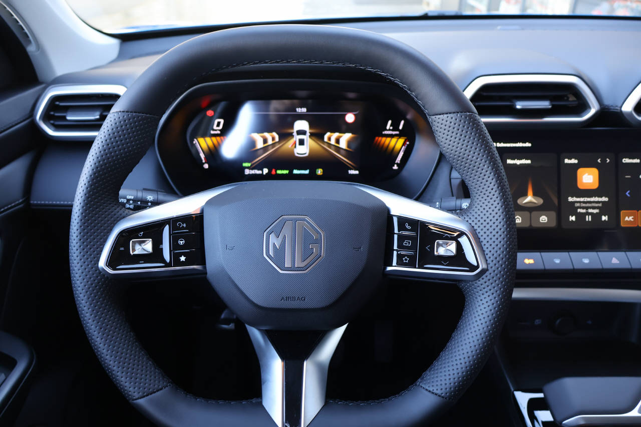 MG ZS 1.5 Hybrid+ Luxury-image-9