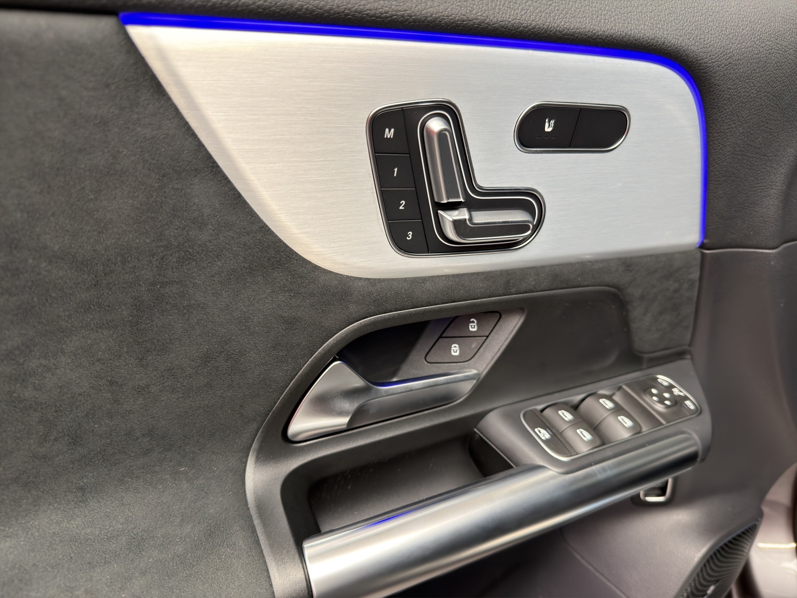 MERCEDES-BENZ EQA 350 4MATIC "Excellence Edition"-image-12