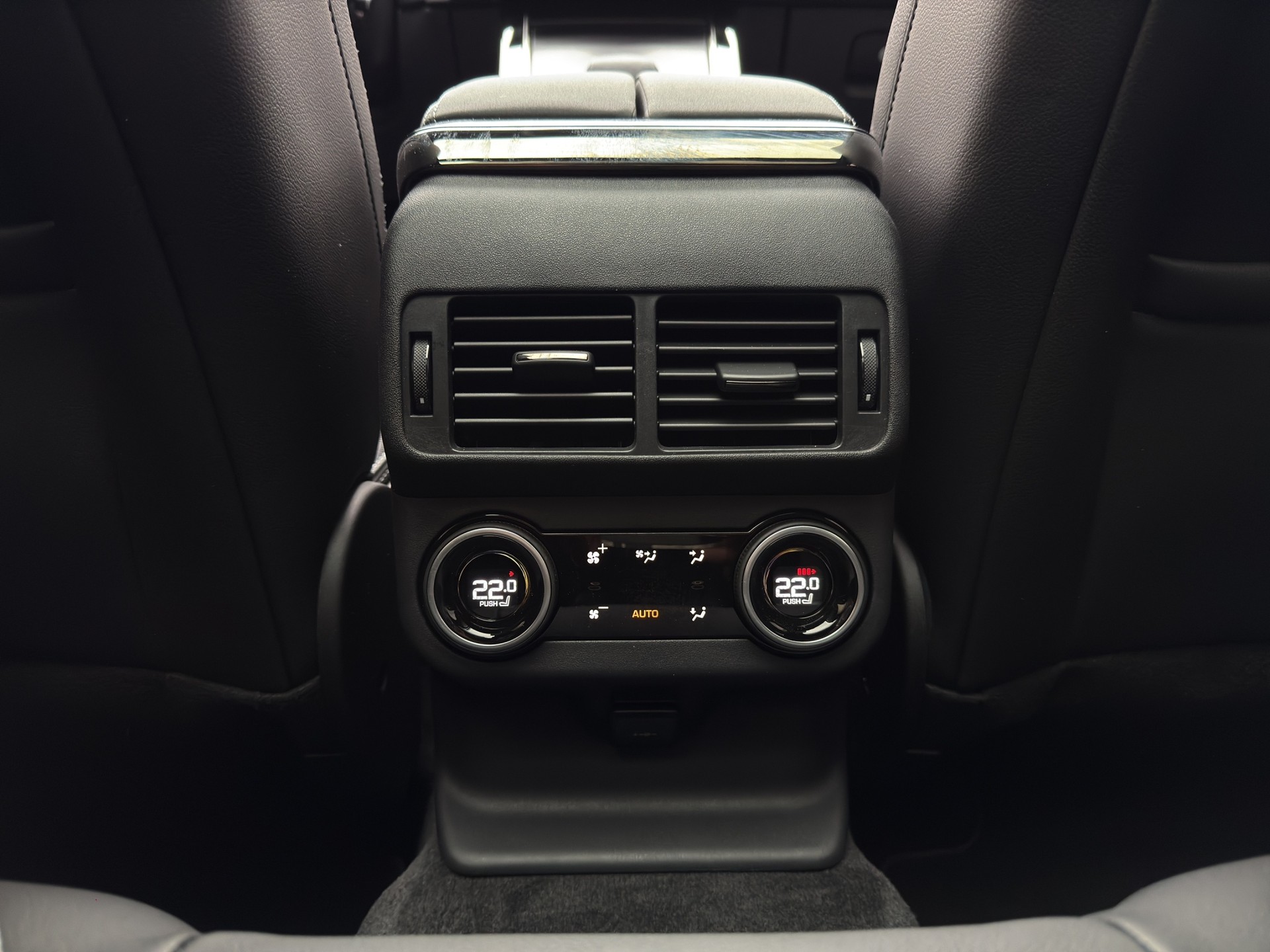 LAND ROVER Range Rover Velar 2.0 P400e Belgravia Edition-image-16