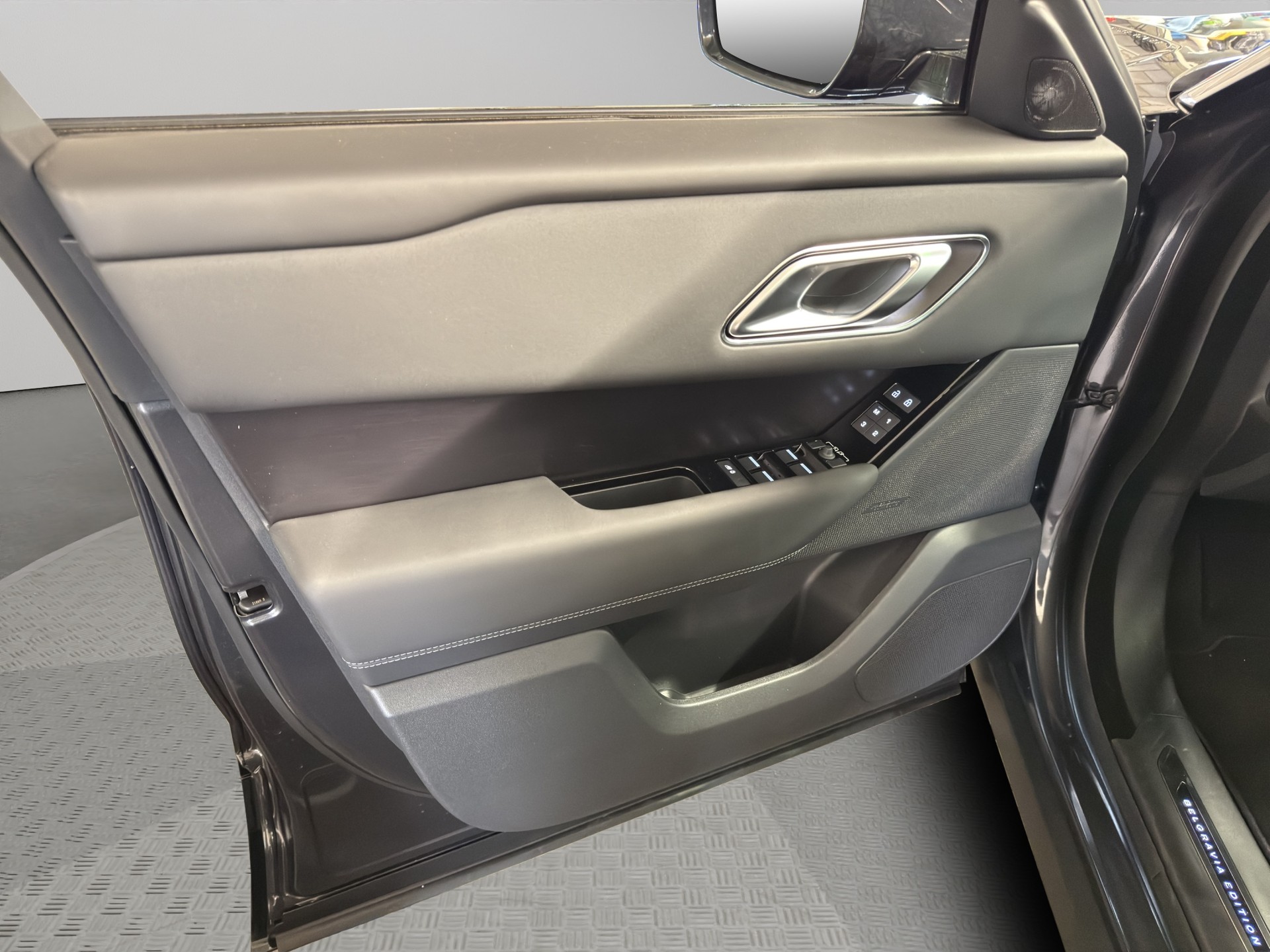 LAND ROVER Range Rover Velar 2.0 P400e Belgravia Edition-image-8