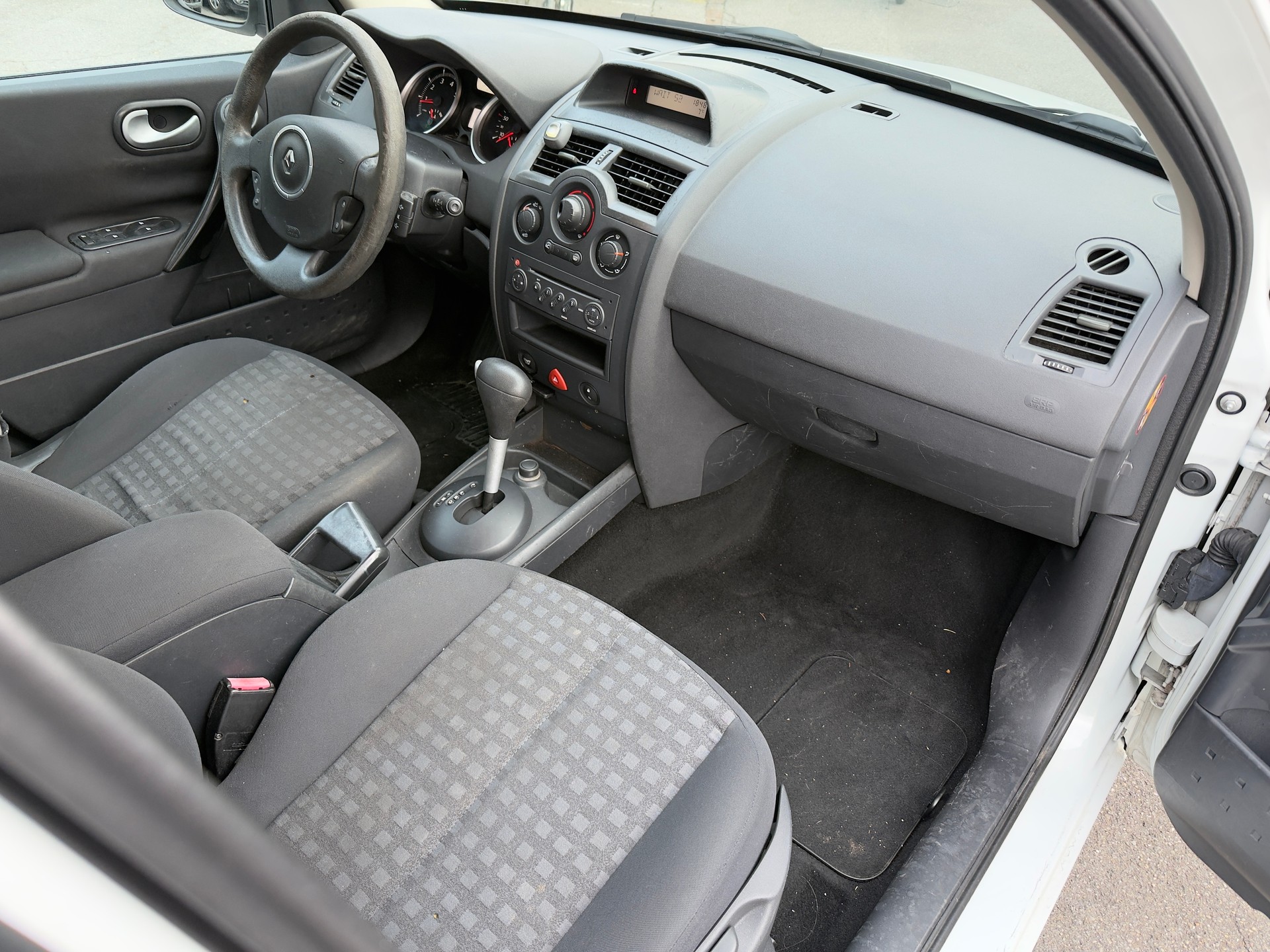 RENAULT Mégane Break 1.6 16V Expression Automatic-image-8