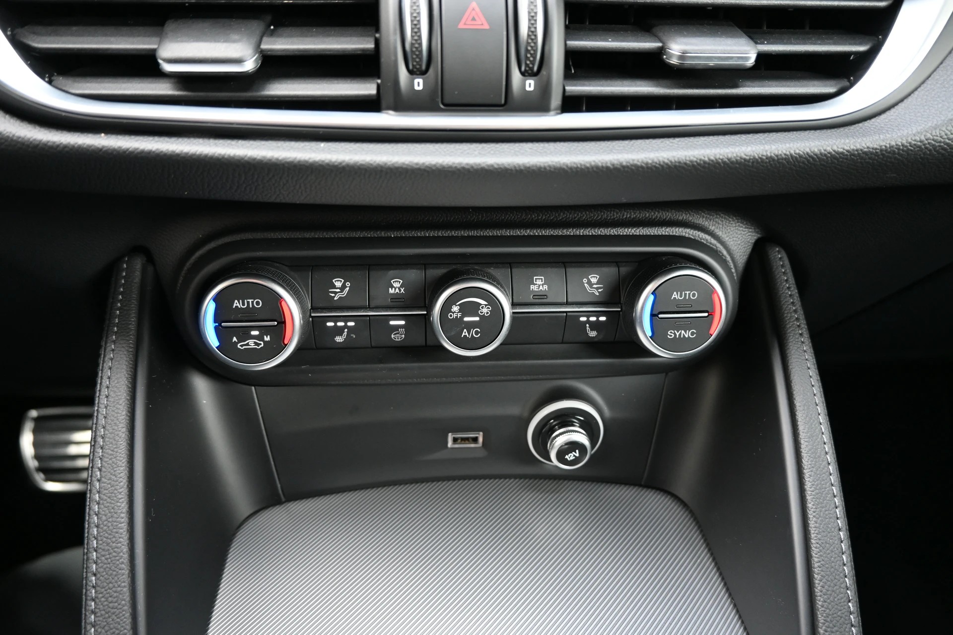 ALFA ROMEO Stelvio 2.2 JTDM Veloce Sport Black Q4 AT8 + 210PS + New Modell-image-17