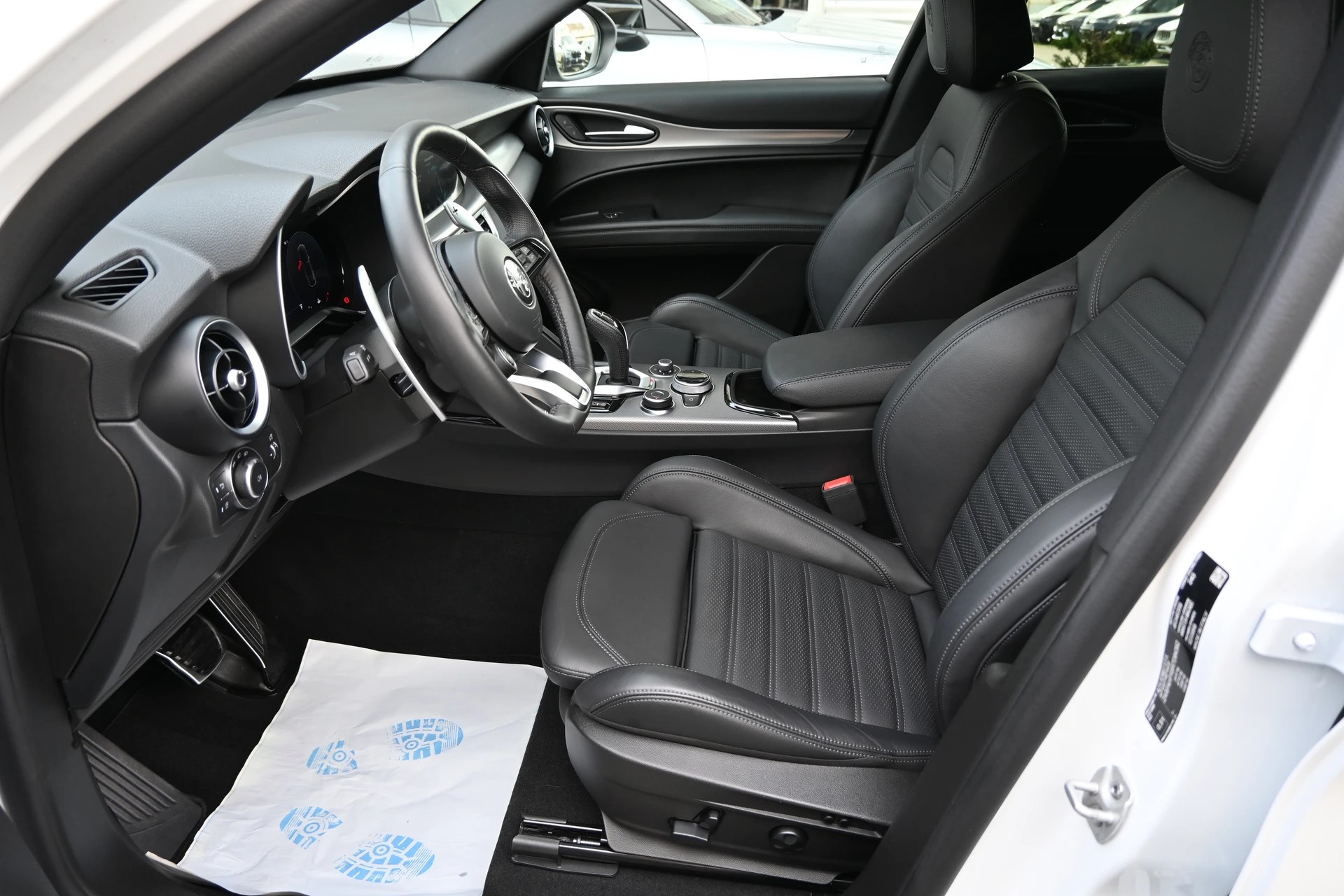 ALFA ROMEO Stelvio 2.2 JTDM Veloce Sport Black Q4 AT8 + 210PS + New Modell-image-10