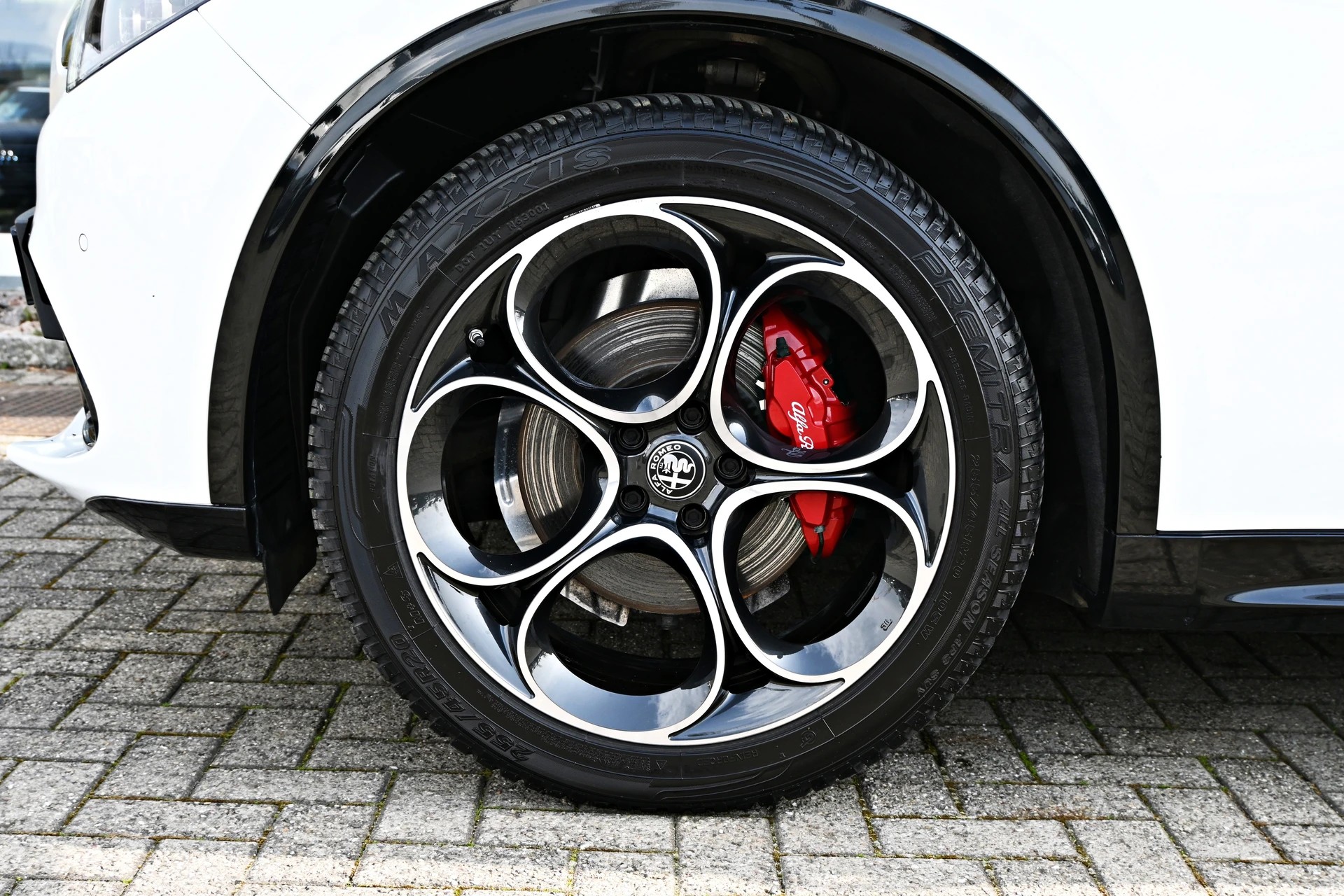 ALFA ROMEO Stelvio 2.2 JTDM Veloce Sport Black Q4 AT8 + 210PS + New Modell-image-8