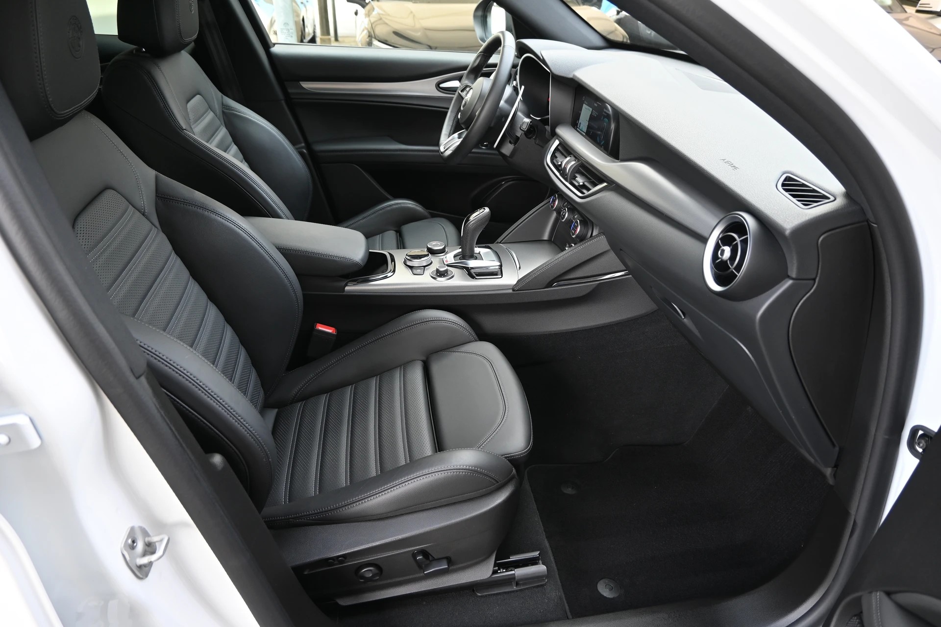 ALFA ROMEO Stelvio 2.2 JTDM Veloce Sport Black Q4 AT8 + 210PS + New Modell-image-12