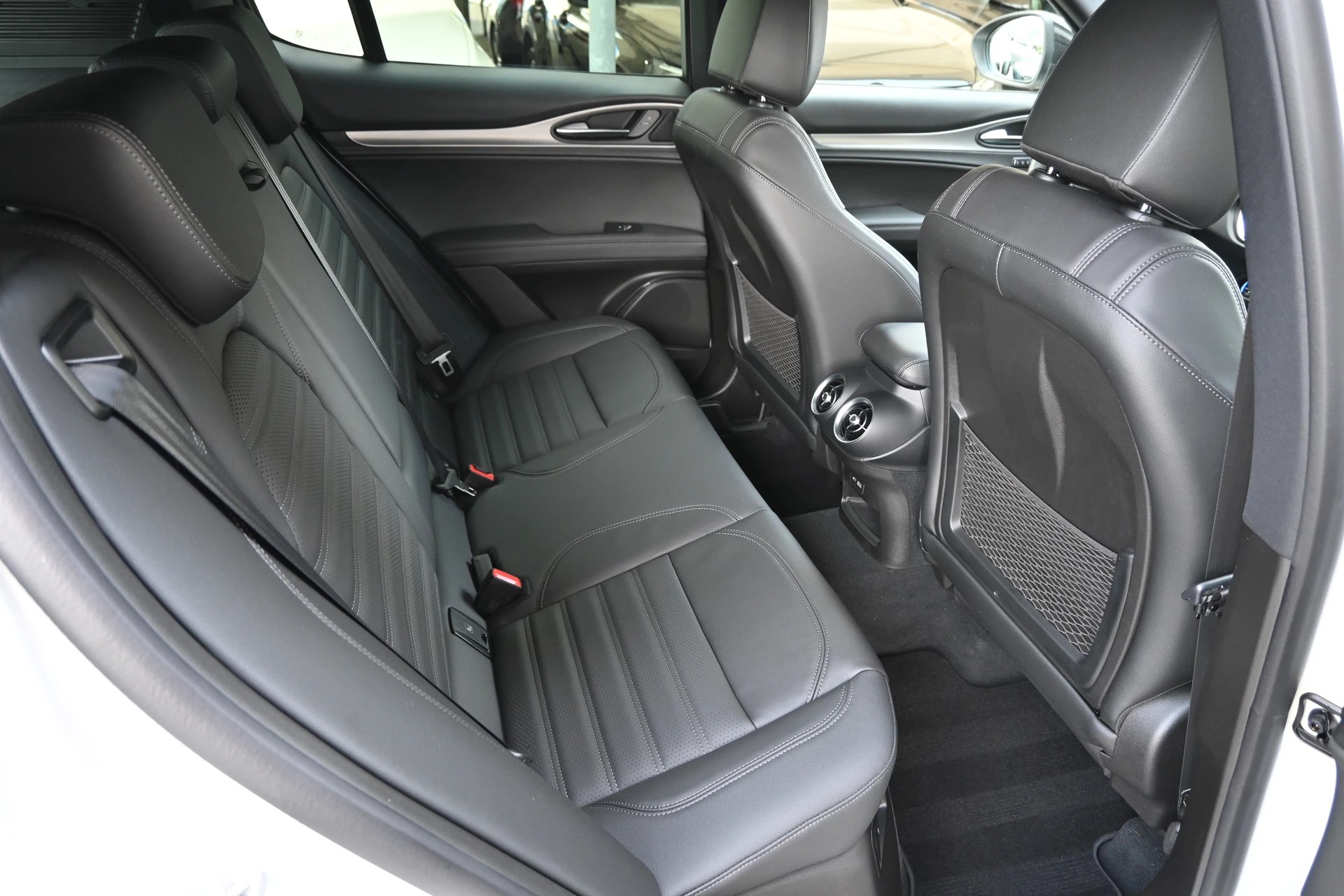 ALFA ROMEO Stelvio 2.2 JTDM Veloce Sport Black Q4 AT8 + 210PS + New Modell-image-14