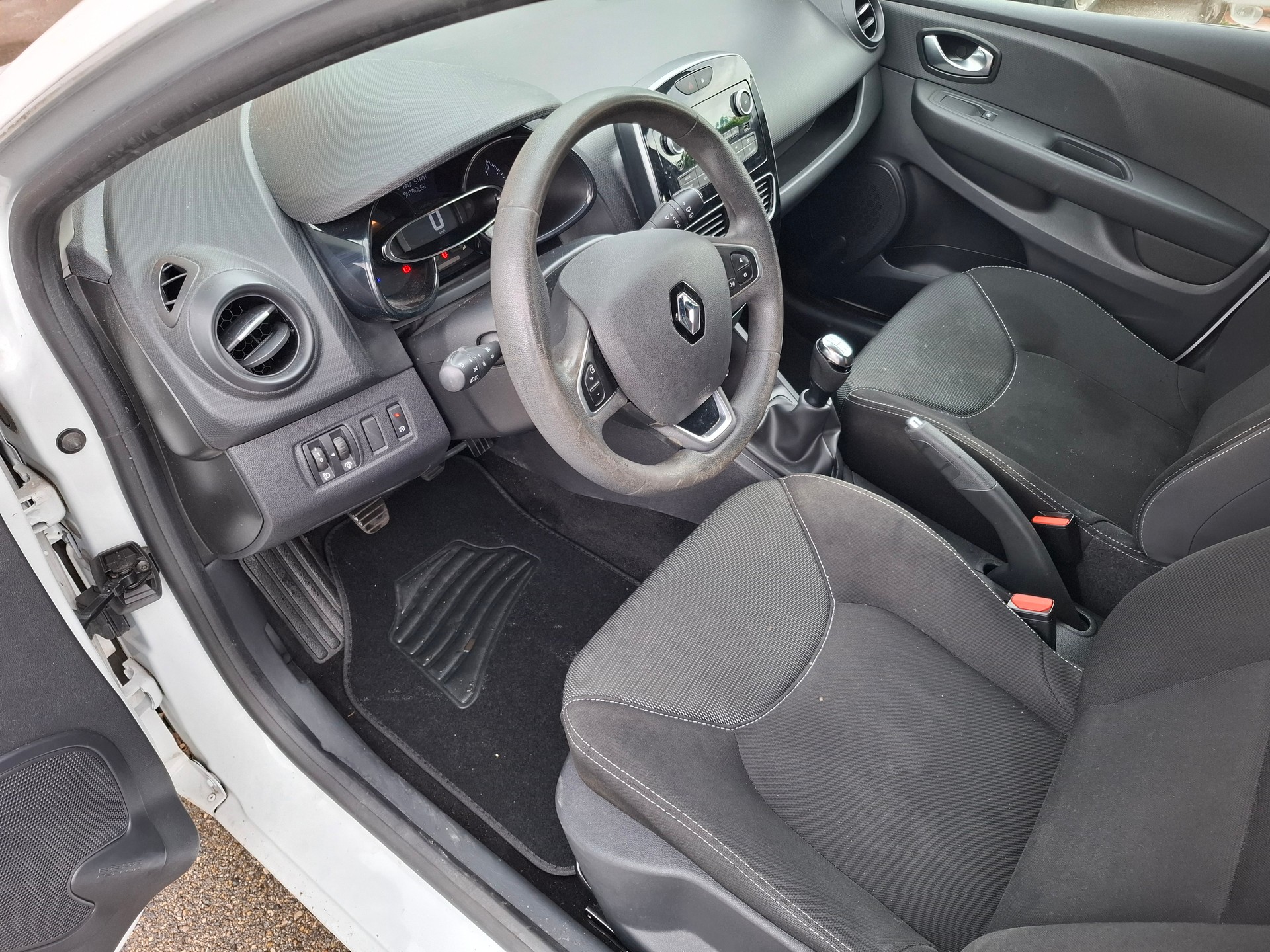 RENAULT Clio 1.5 dCi Expression-image-6