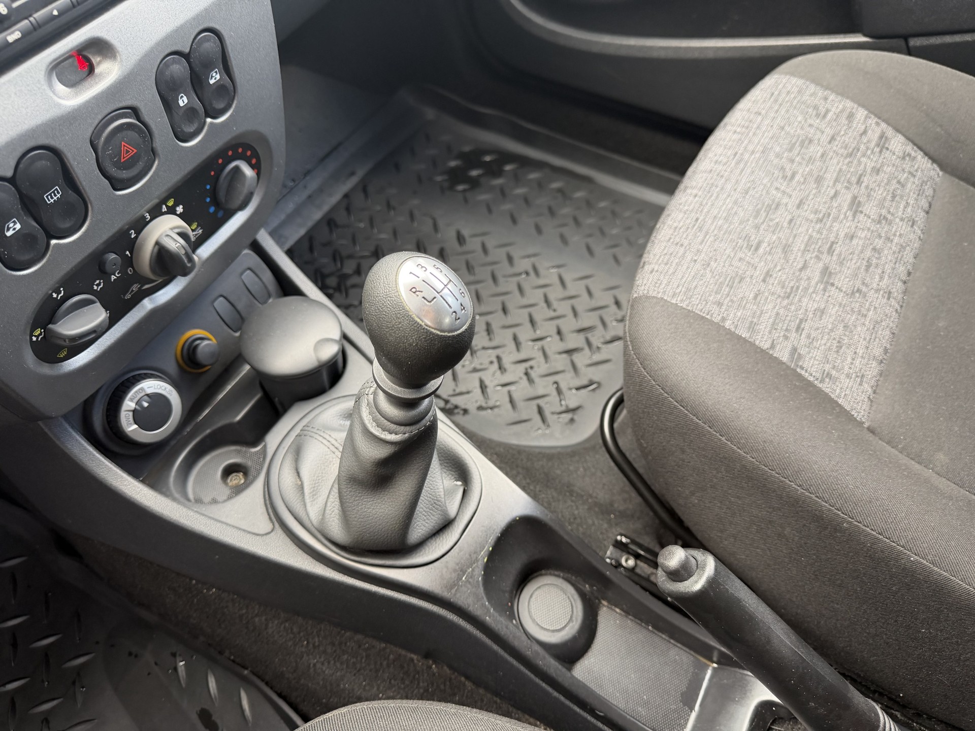 DACIA Duster 1.6 Ambiance 4x4-image-13