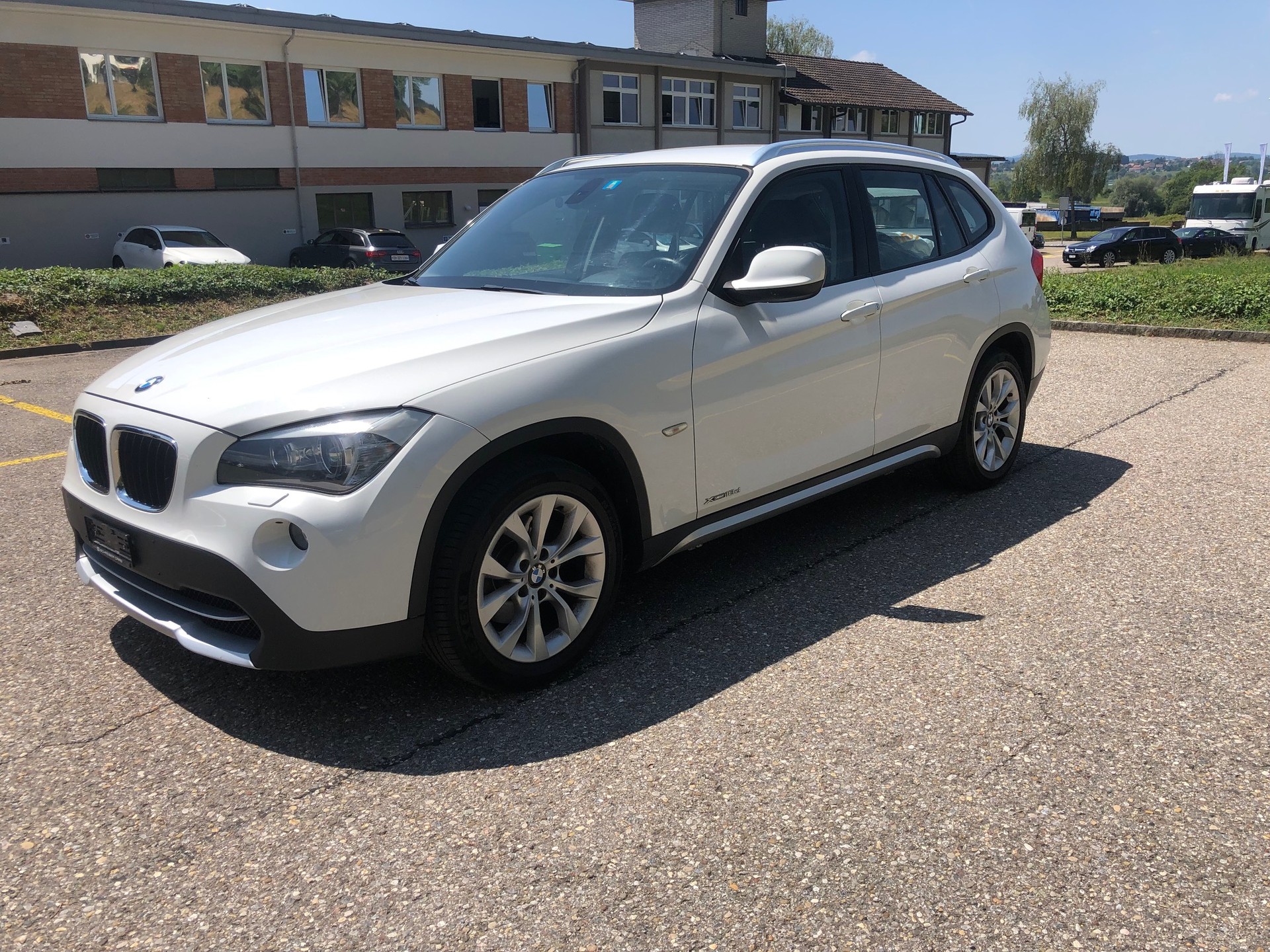 BMW X1 xDrive 18d-showroom-element-1