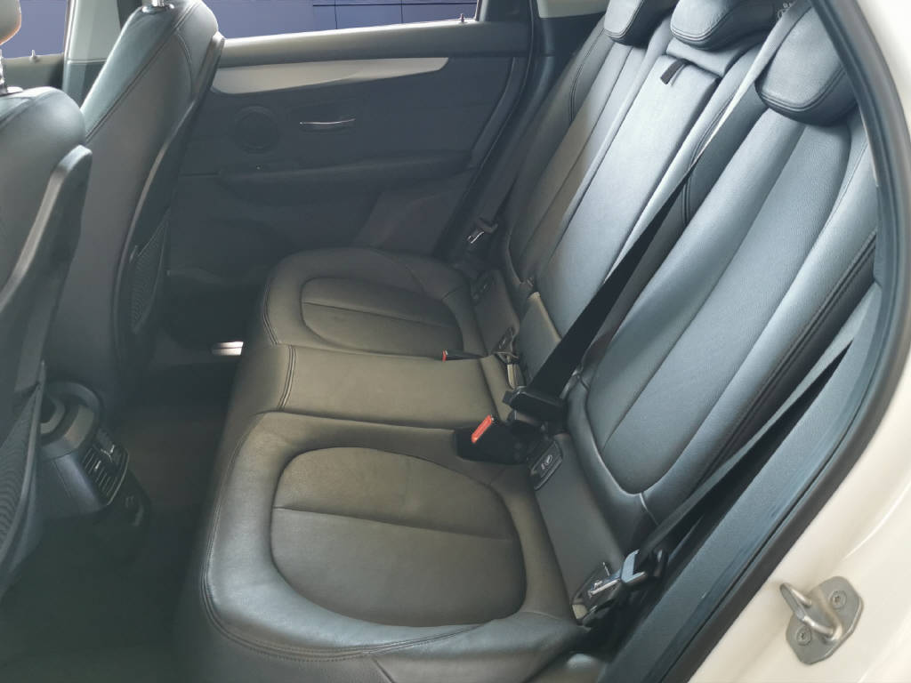 BMW 225xe Active Tourer-image-10