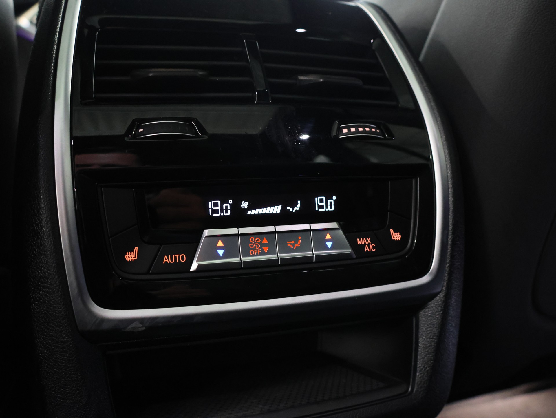 BMW X5 xDrive M50d Steptronic *STANDHEIZUNG*LASERLICHT*-image-36