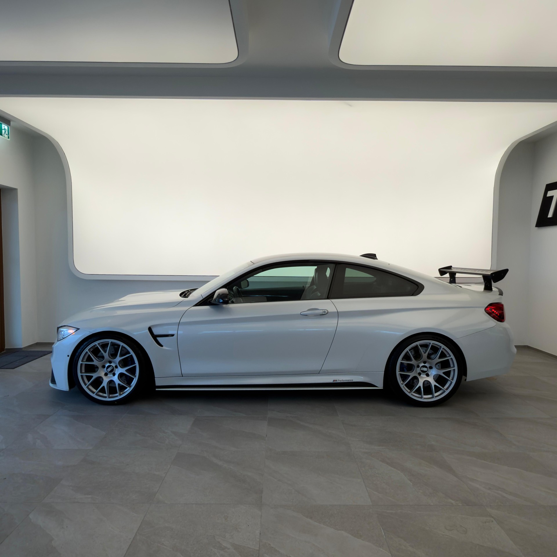 BMW M4 Coupé M Performance-showroom-element-2