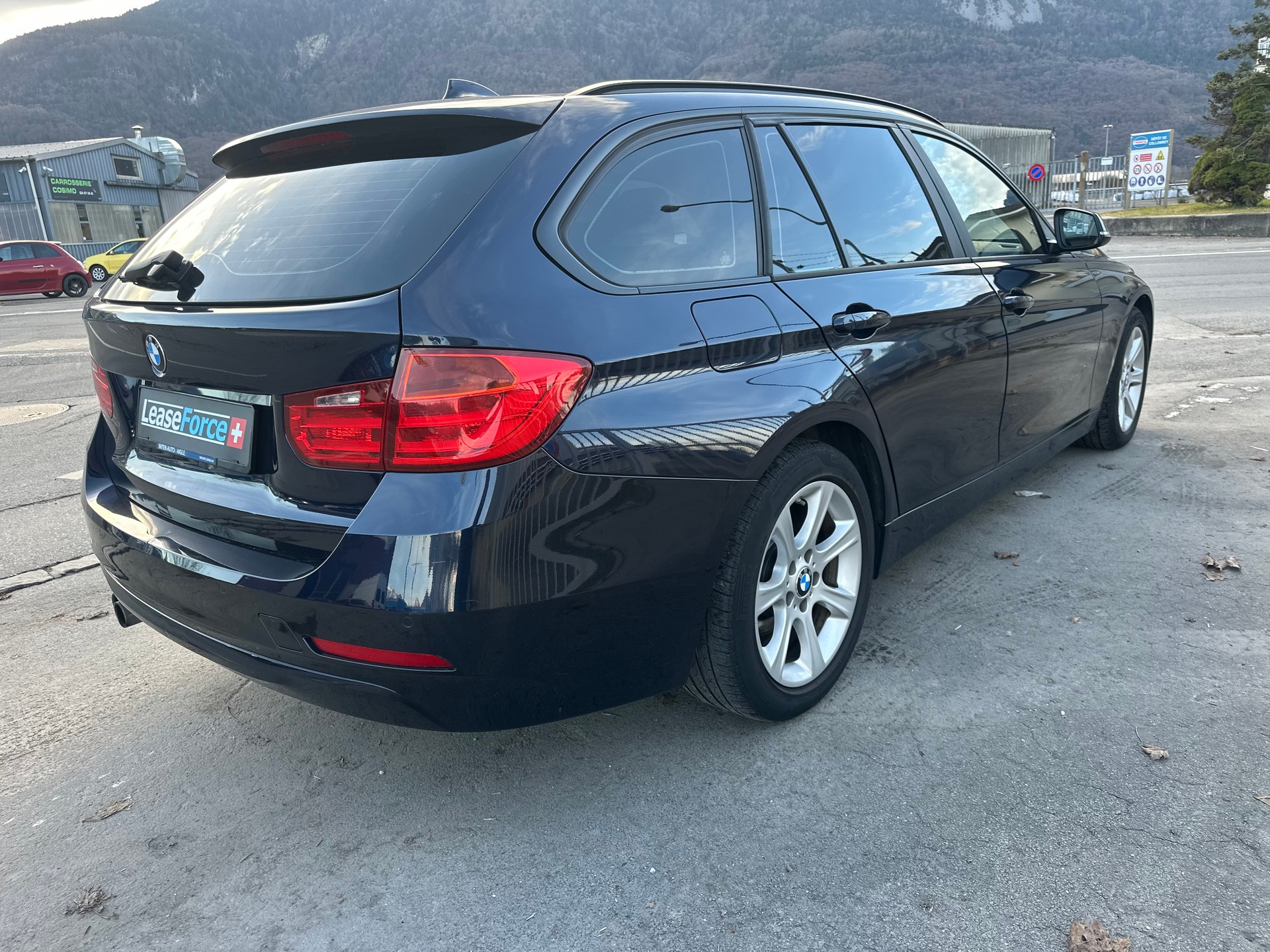 BMW 328i Touring-image-2