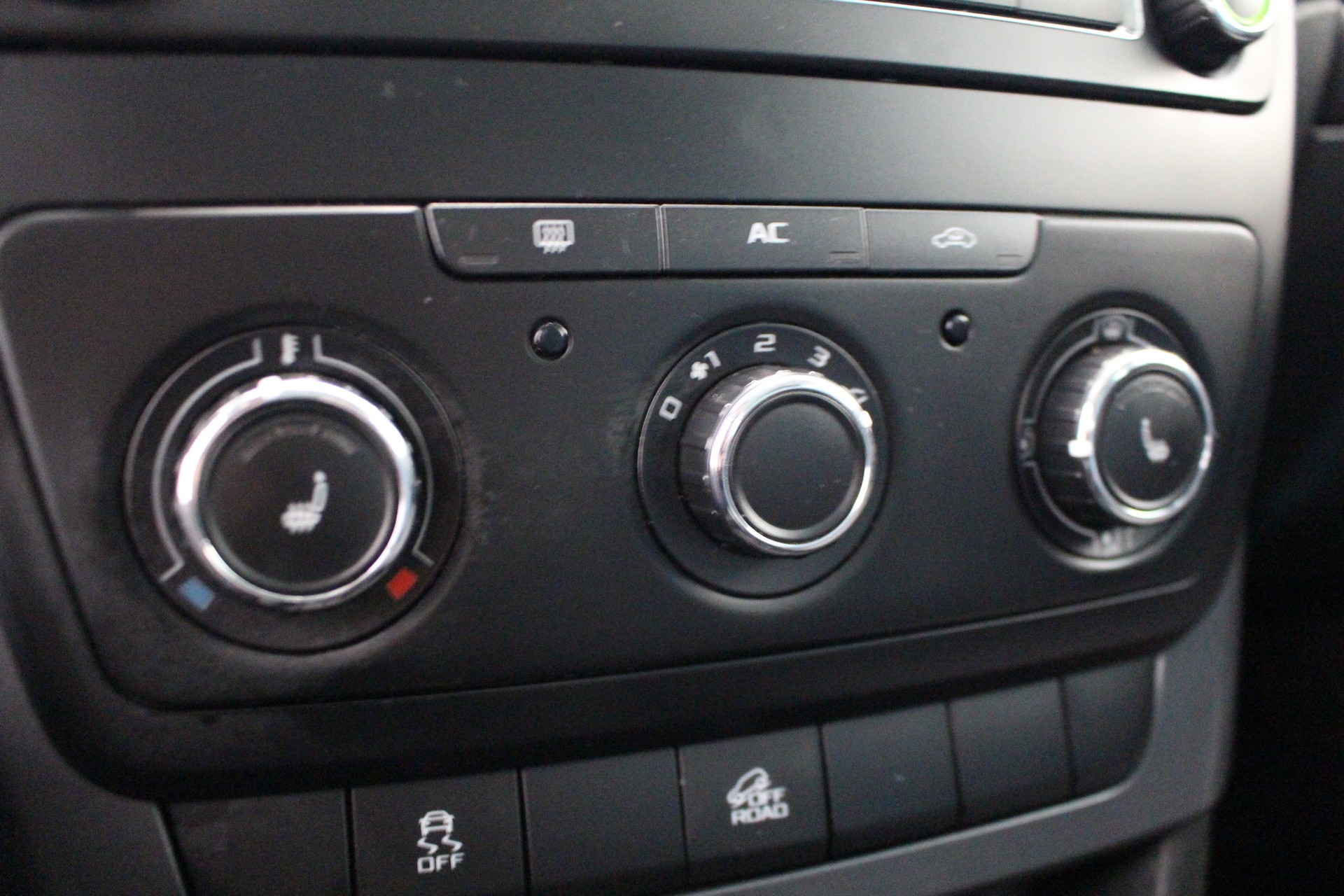 SKODA Yeti 1.8 TSI Active 4x4-image-16