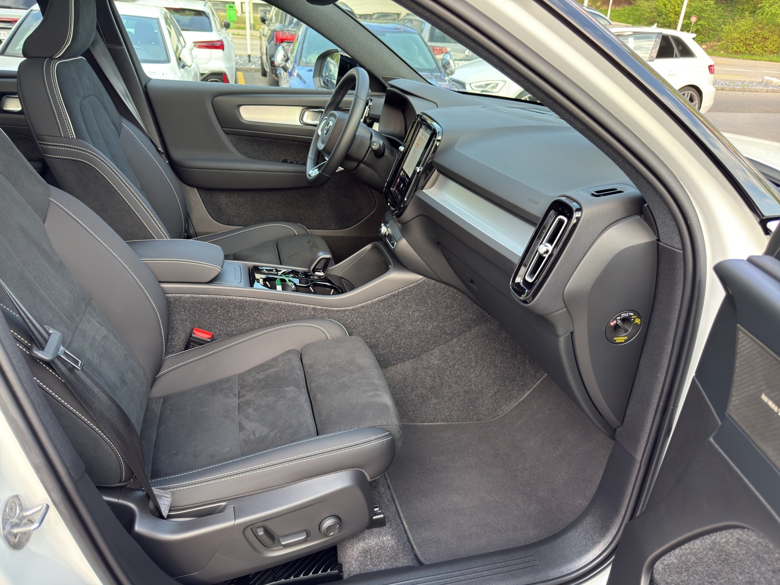 VOLVO XC40 2.0 B4 MH Black Edition-image-12