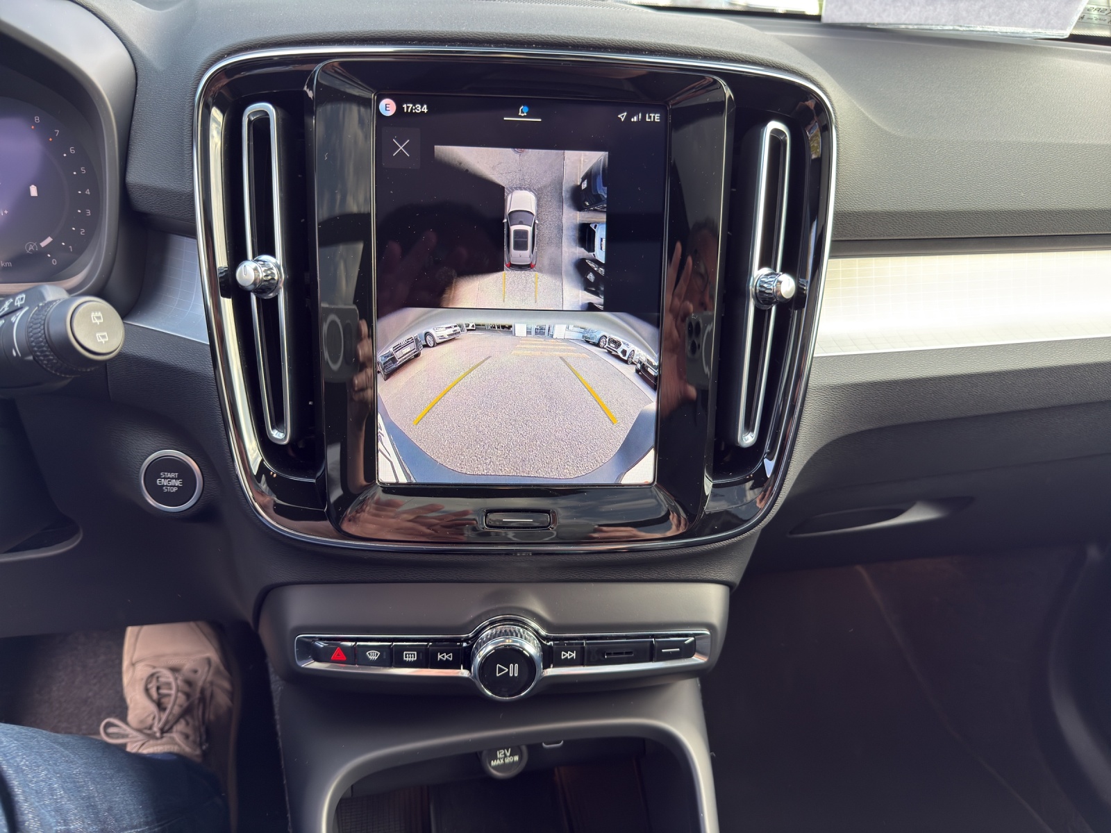 VOLVO XC40 2.0 B4 MH Black Edition-image-10