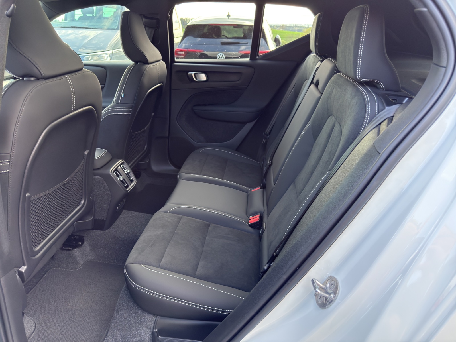 VOLVO XC40 2.0 B4 MH Black Edition-image-7