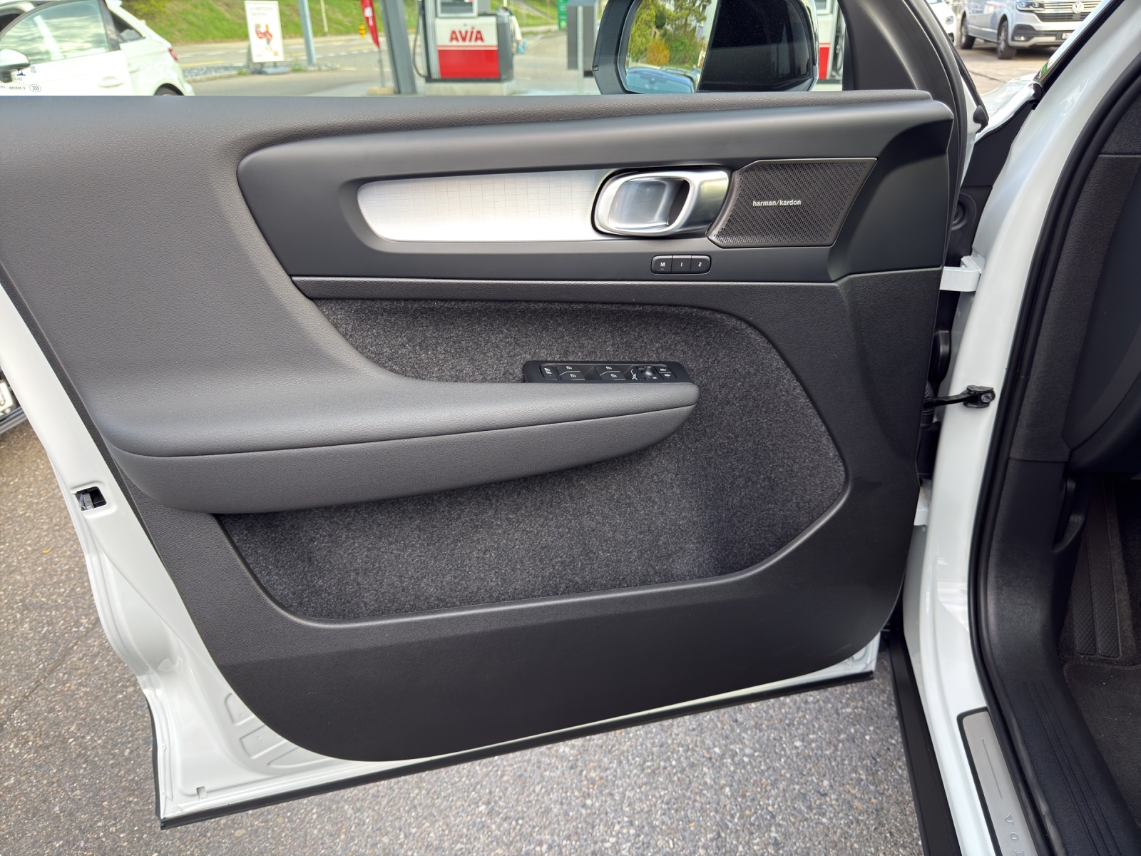 VOLVO XC40 2.0 B4 MH Black Edition-image-6