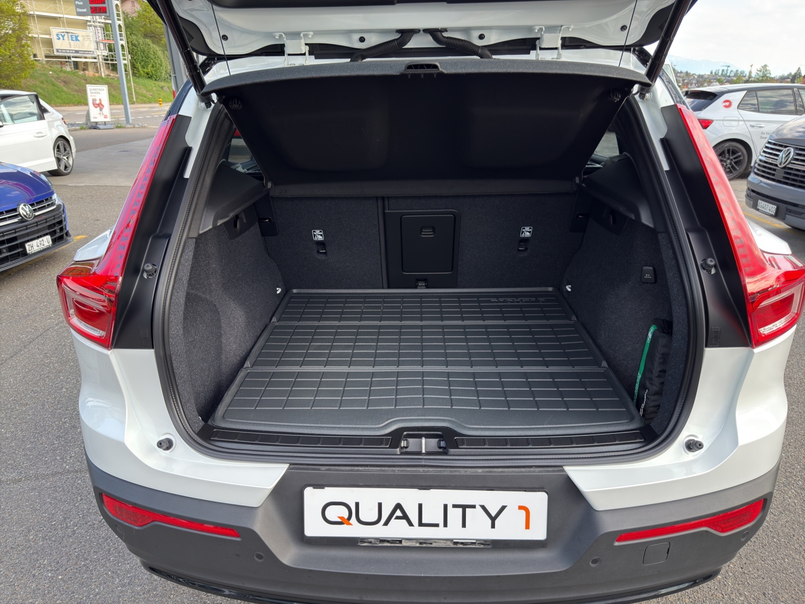 VOLVO XC40 2.0 B4 MH Black Edition-image-13