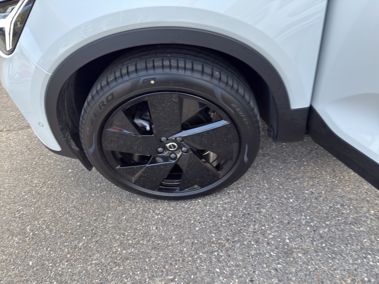 VOLVO XC40 2.0 B4 MH Black Edition-image-15