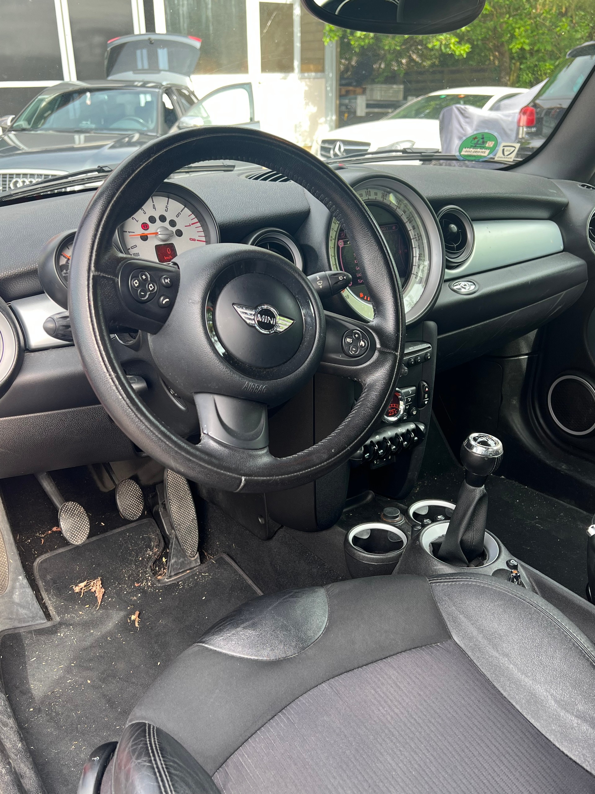 MINI Cooper Cabriolet-image-5