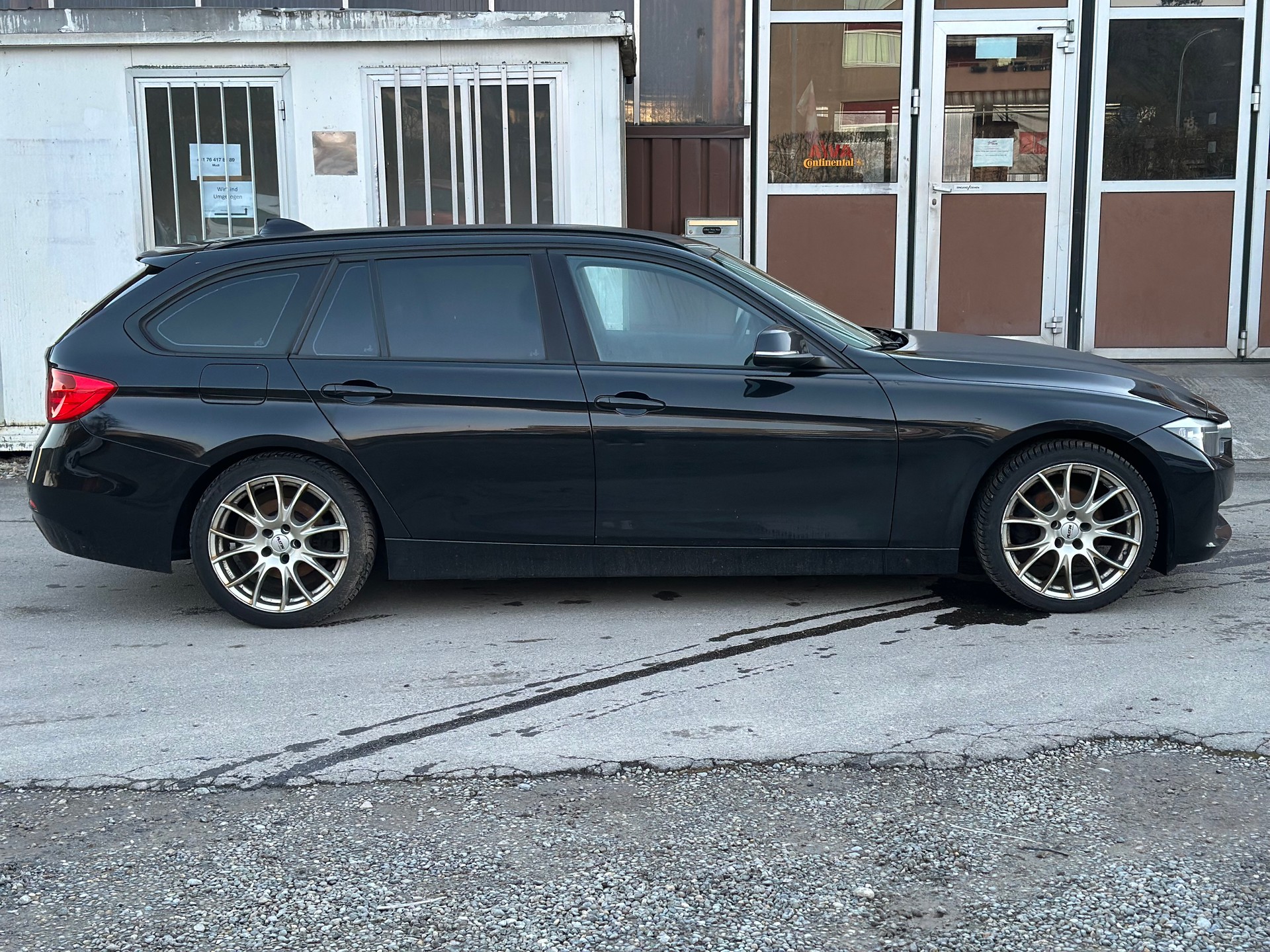 BMW 320d Efficient Dynamics Touring-image-1