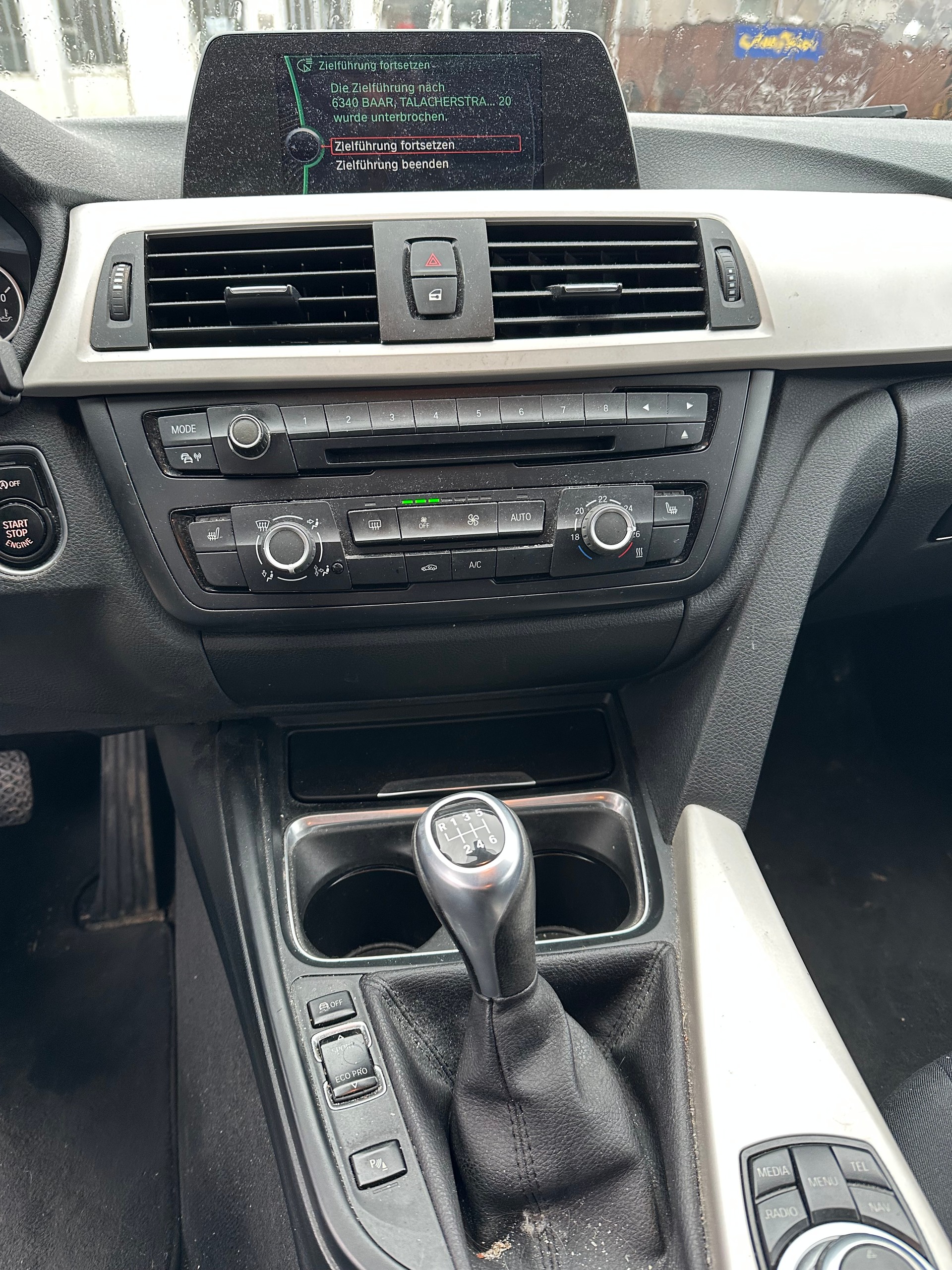 BMW 320d Efficient Dynamics Touring-image-11