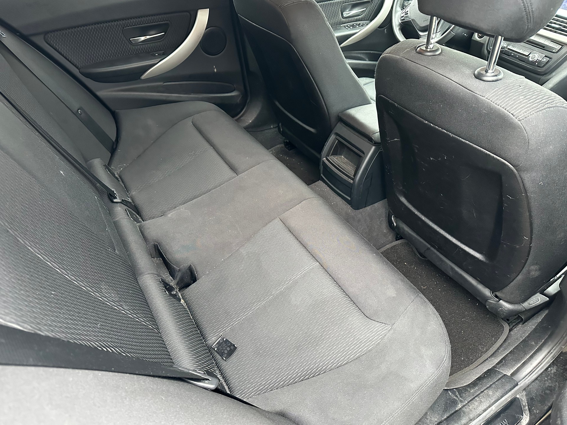 BMW 320d Efficient Dynamics Touring-image-9