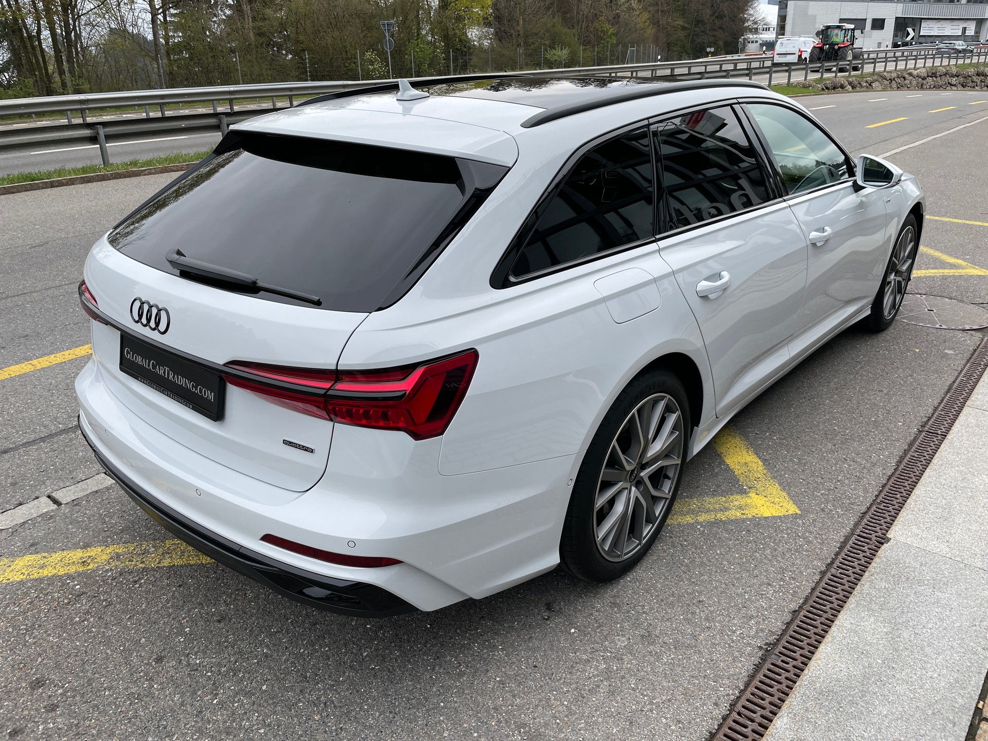 AUDI A6 Avant 55 TFSIe S line quattro S-tronic-image-4