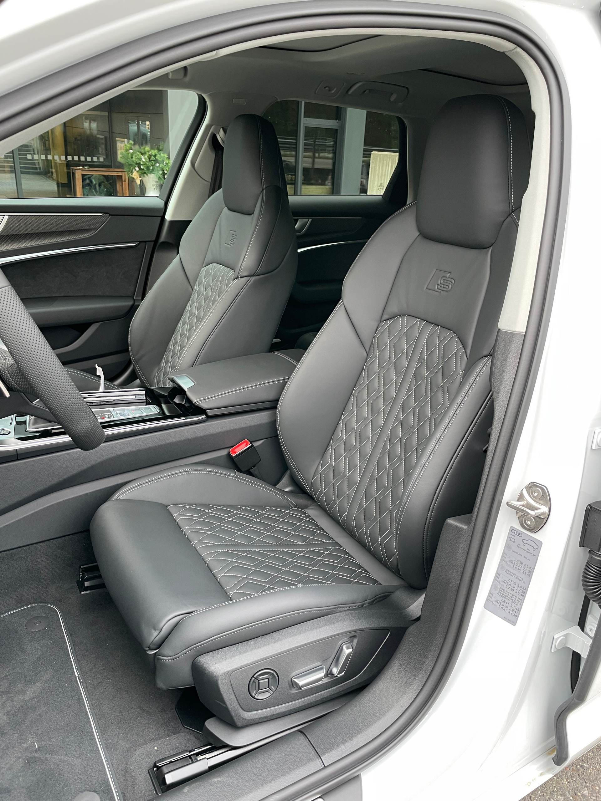 AUDI A6 Avant 55 TFSIe S line quattro S-tronic-image-13