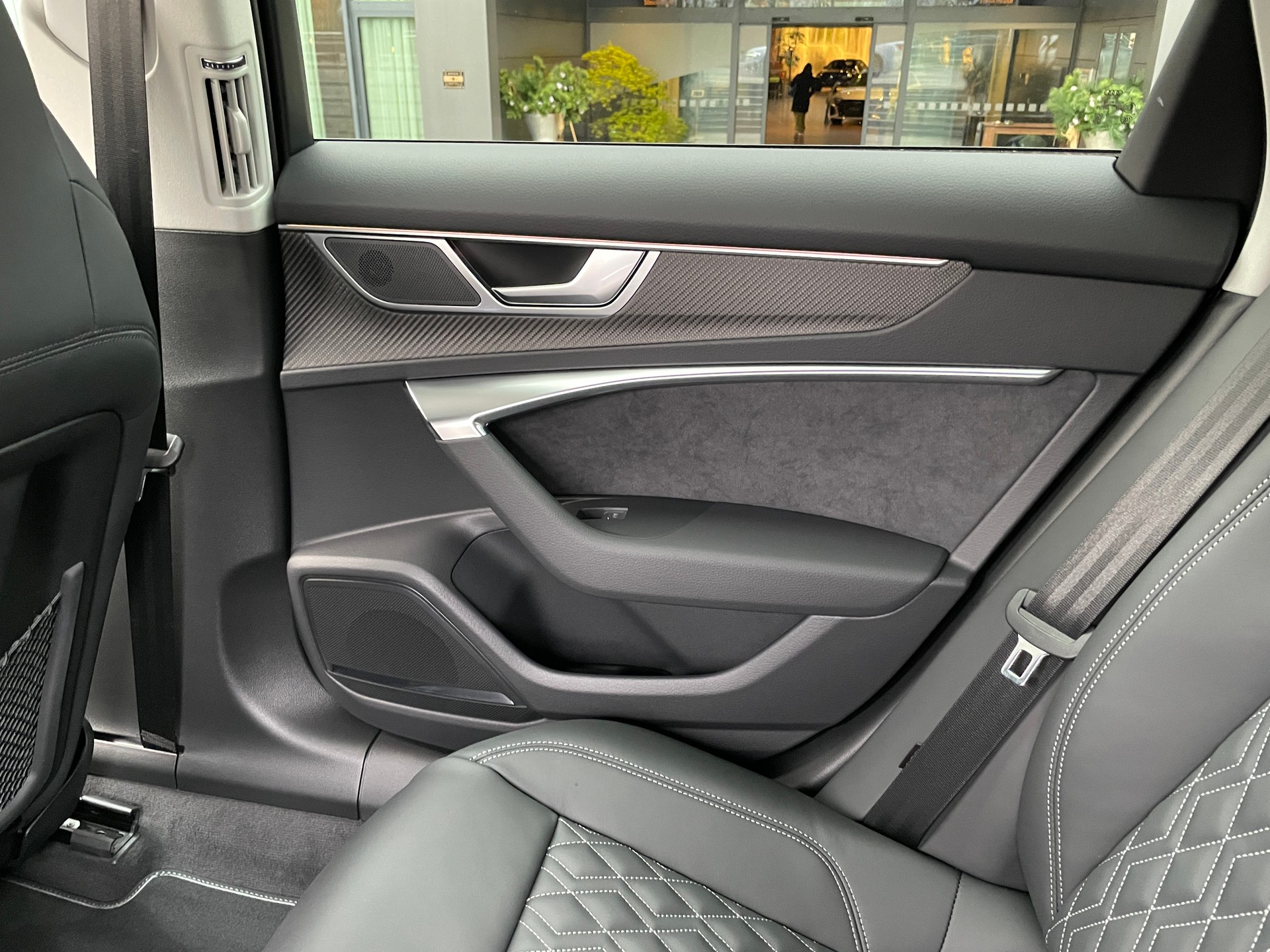 AUDI A6 Avant 55 TFSIe S line quattro S-tronic-image-17