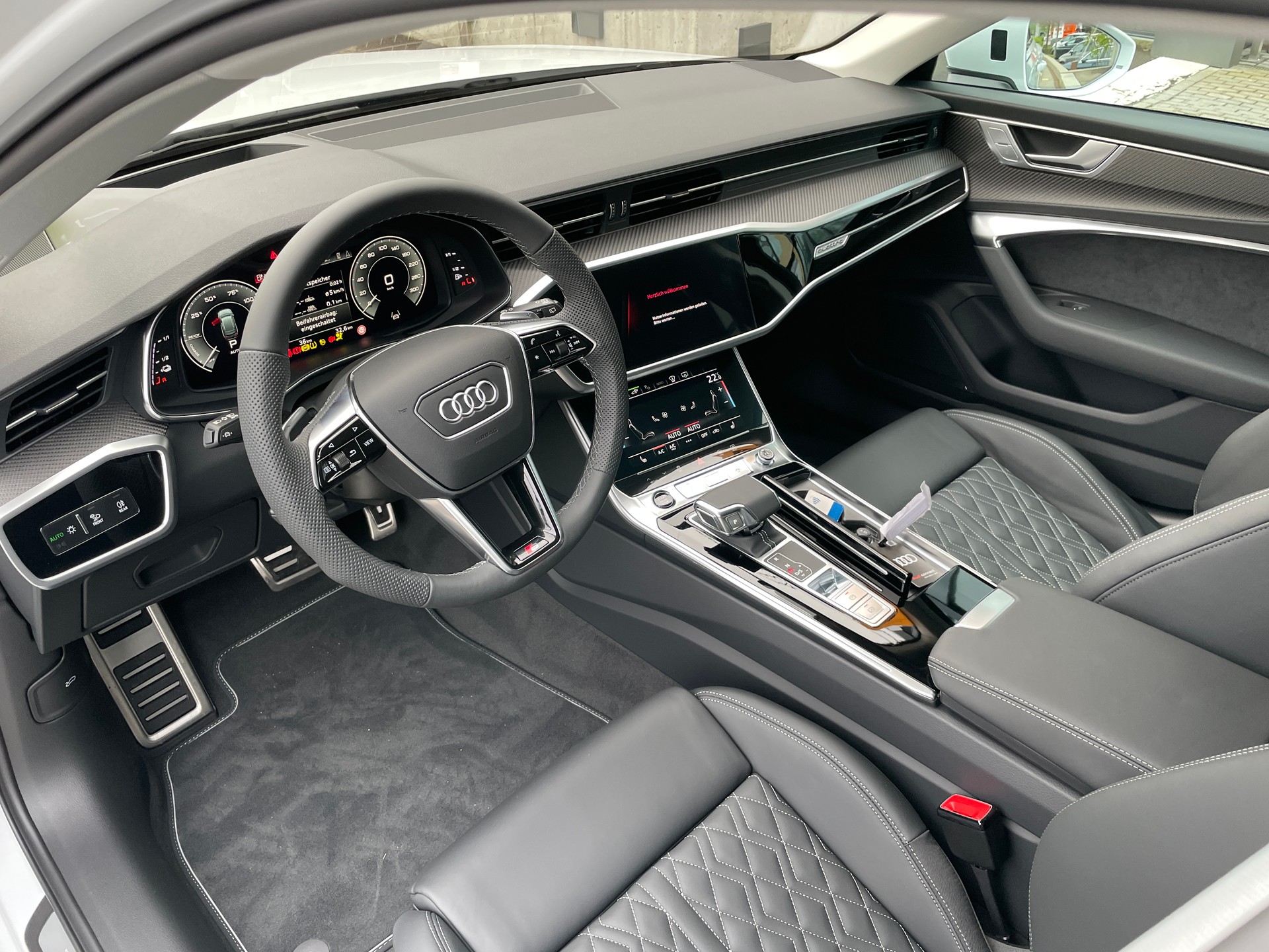 AUDI A6 Avant 55 TFSIe S line quattro S-tronic-image-11