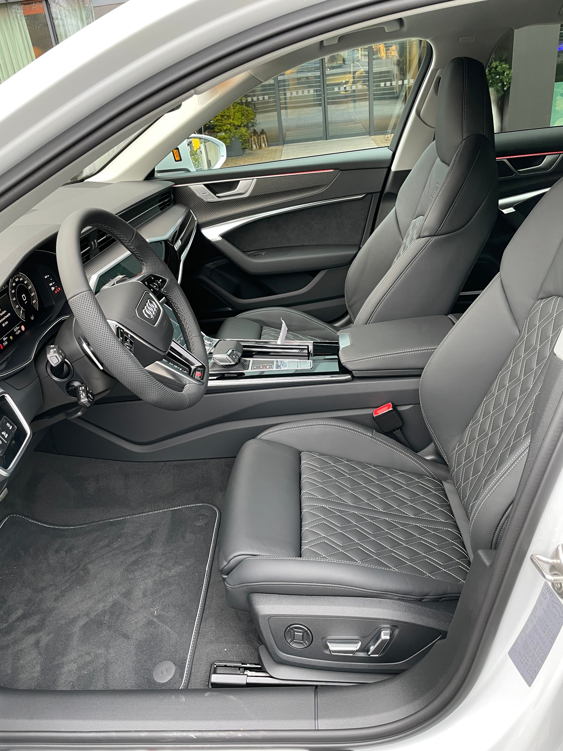AUDI A6 Avant 55 TFSIe S line quattro S-tronic-image-12
