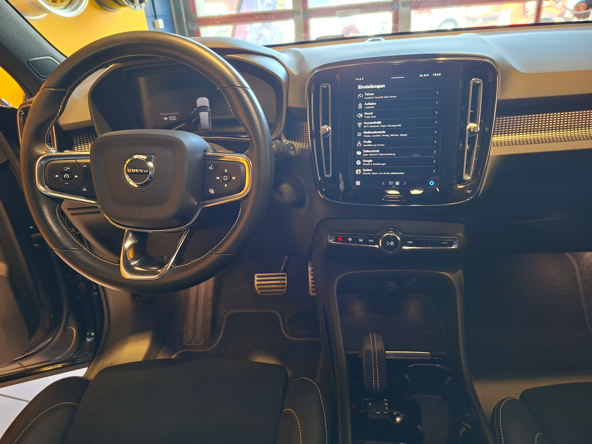 VOLVO XC40 P8 AWD Pure Electric R-Design-image-6