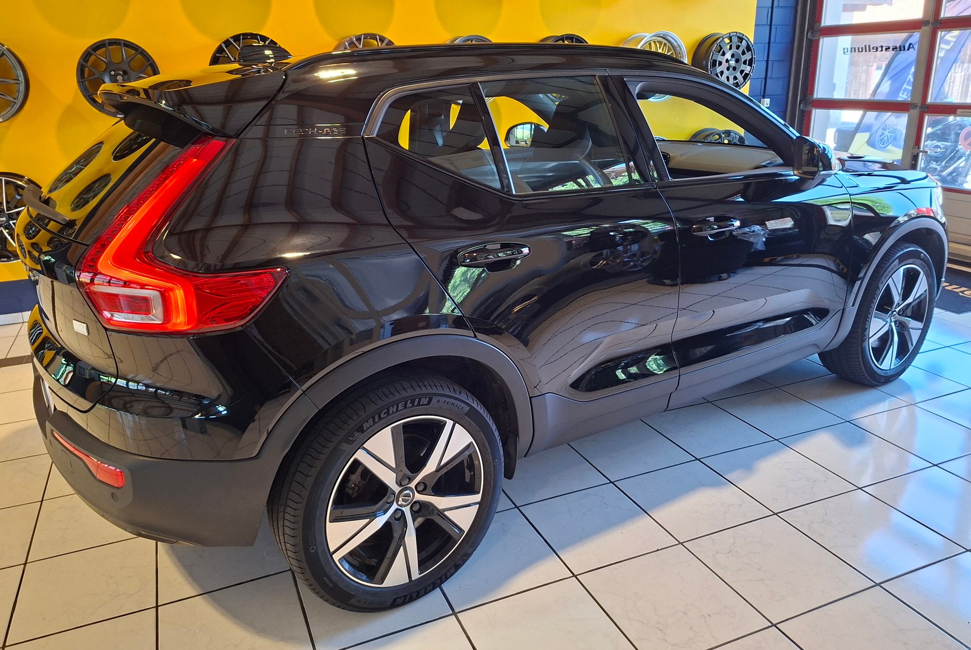 VOLVO XC40 P8 AWD Pure Electric R-Design-image-3