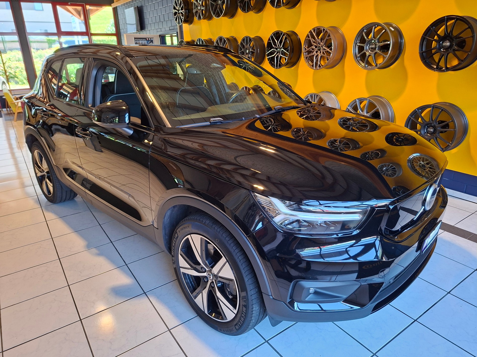 VOLVO XC40 P8 AWD Pure Electric R-Design-image-2